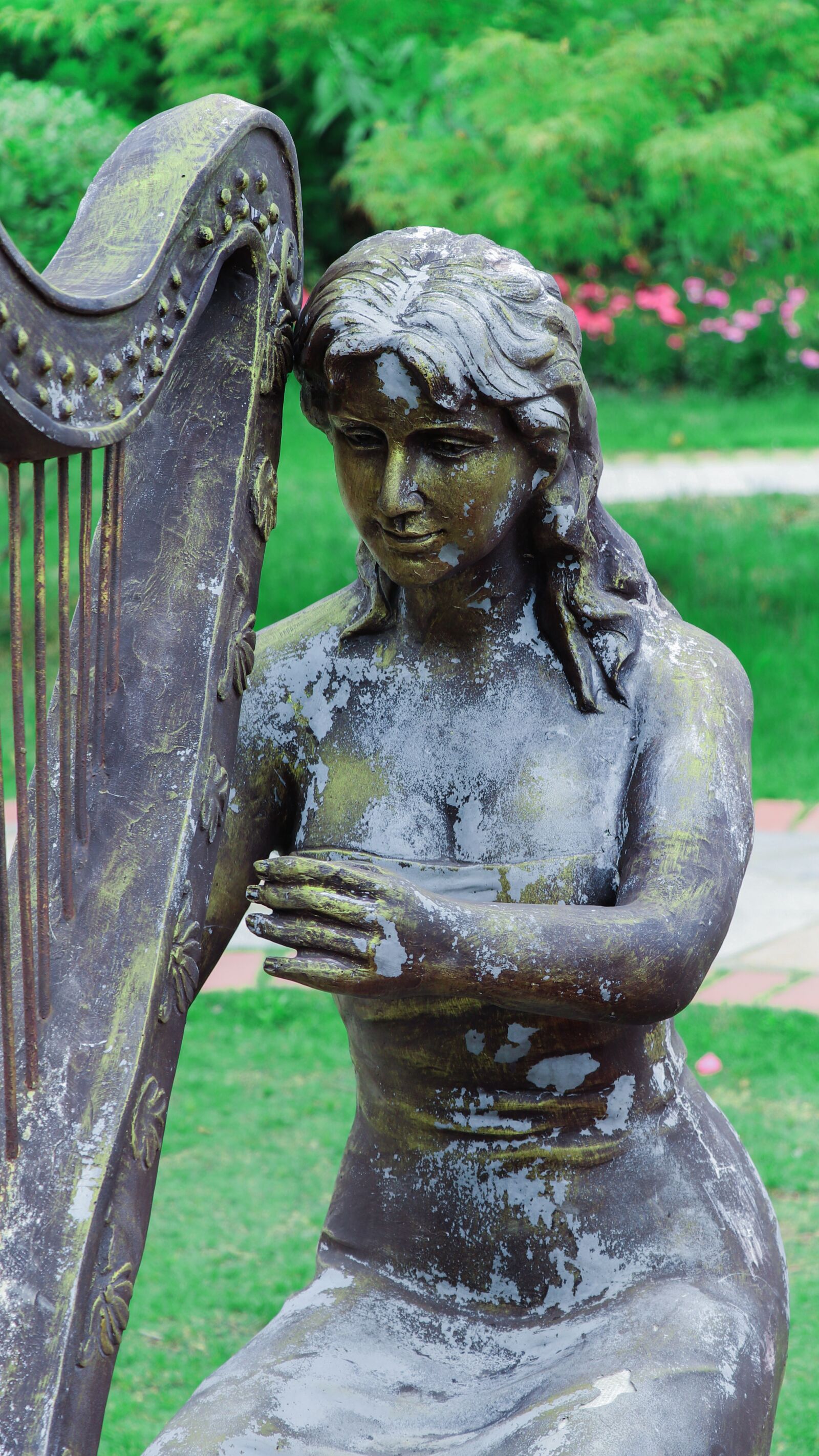 Canon EF-S 18-135mm F3.5-5.6 IS USM sample photo. Sculpture, harp, park photography