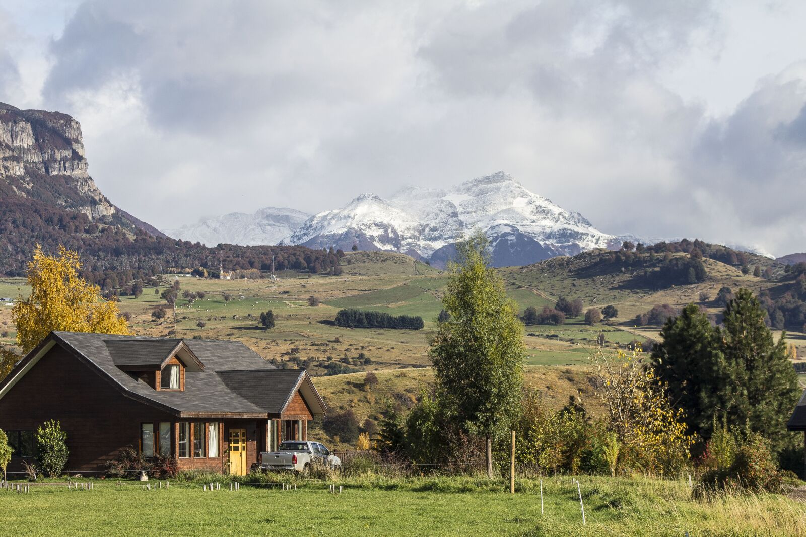 Mountain house. Дом у подножья горы Бен Невис. Дом в горах. Домик в горах. Домик у подножья горы.