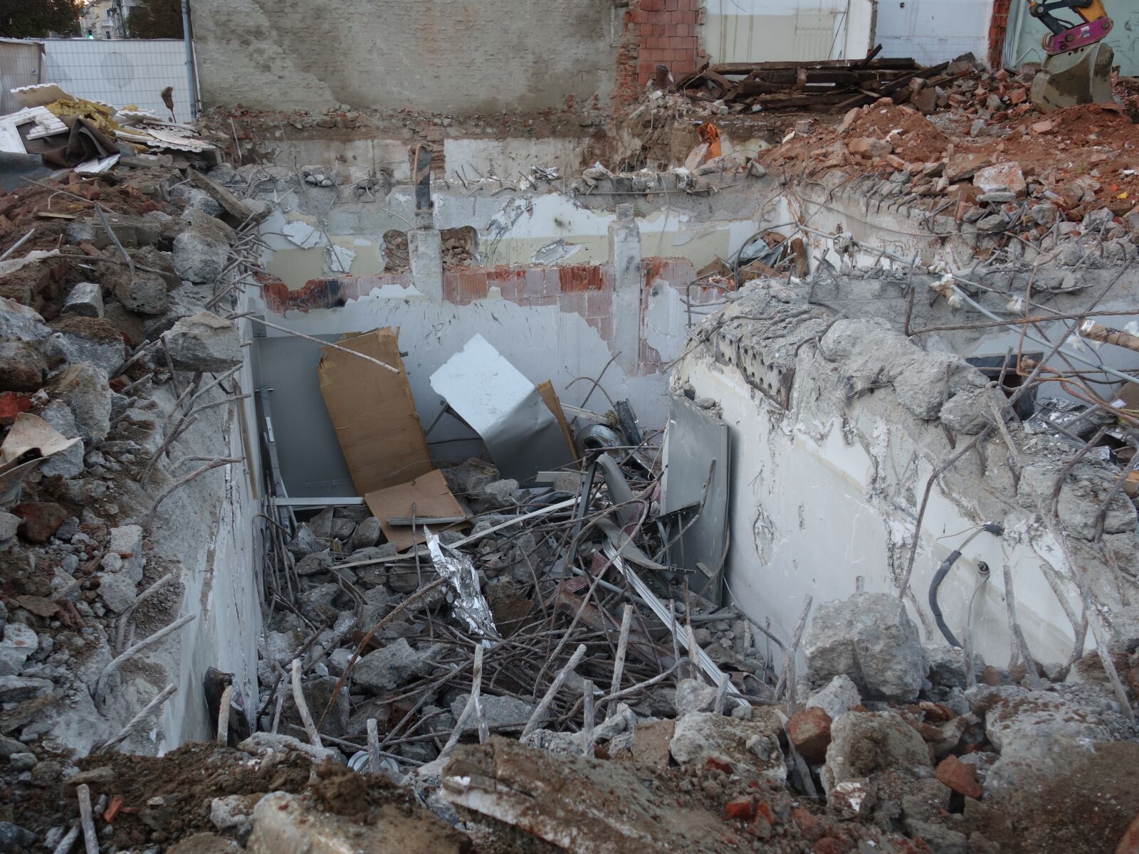 Sony Cyber-shot DSC-RX100 II sample photo. Demolition work, site, debris photography
