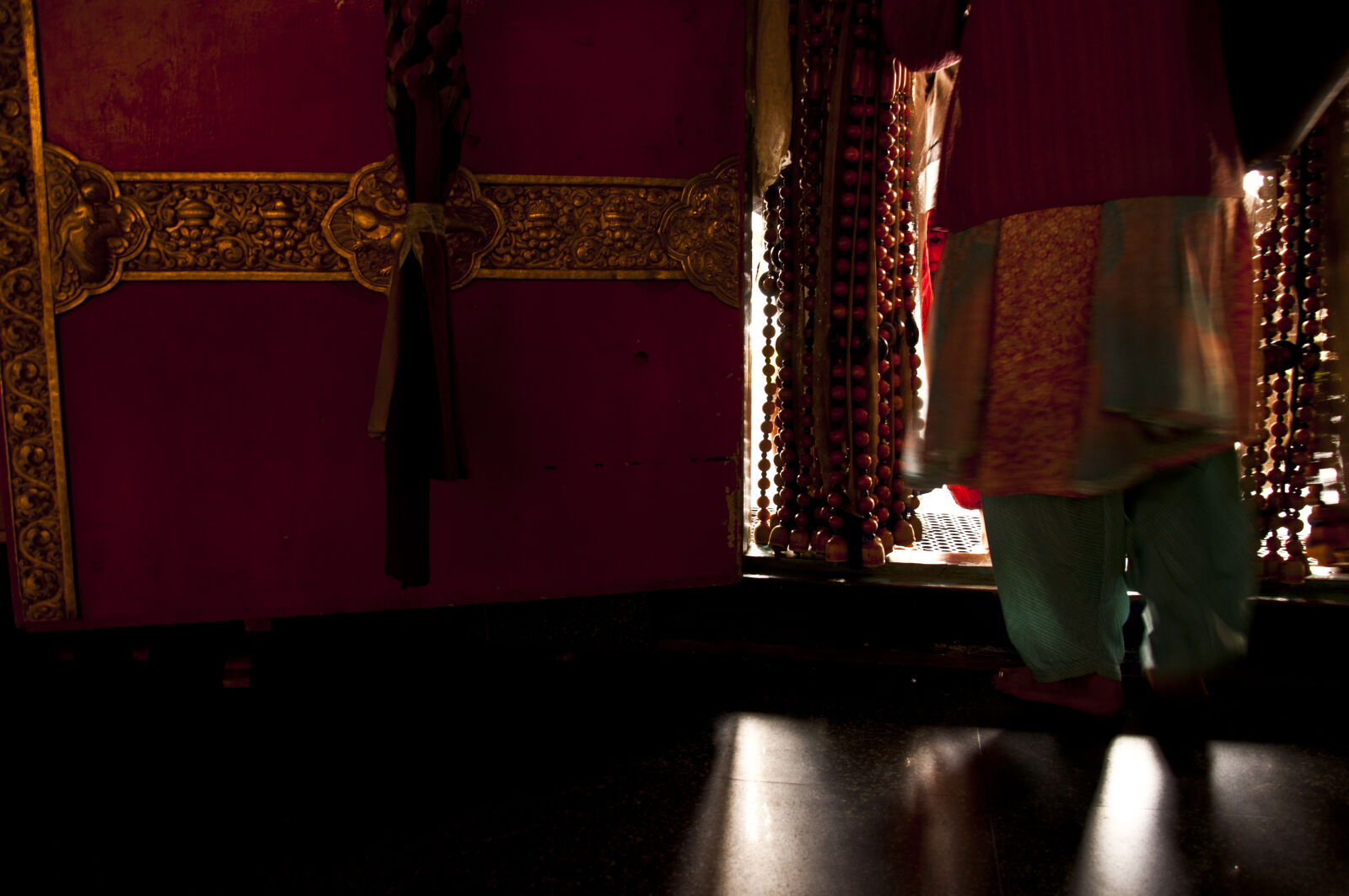 Nikon D90 sample photo. Beads, curtain, door, feet photography