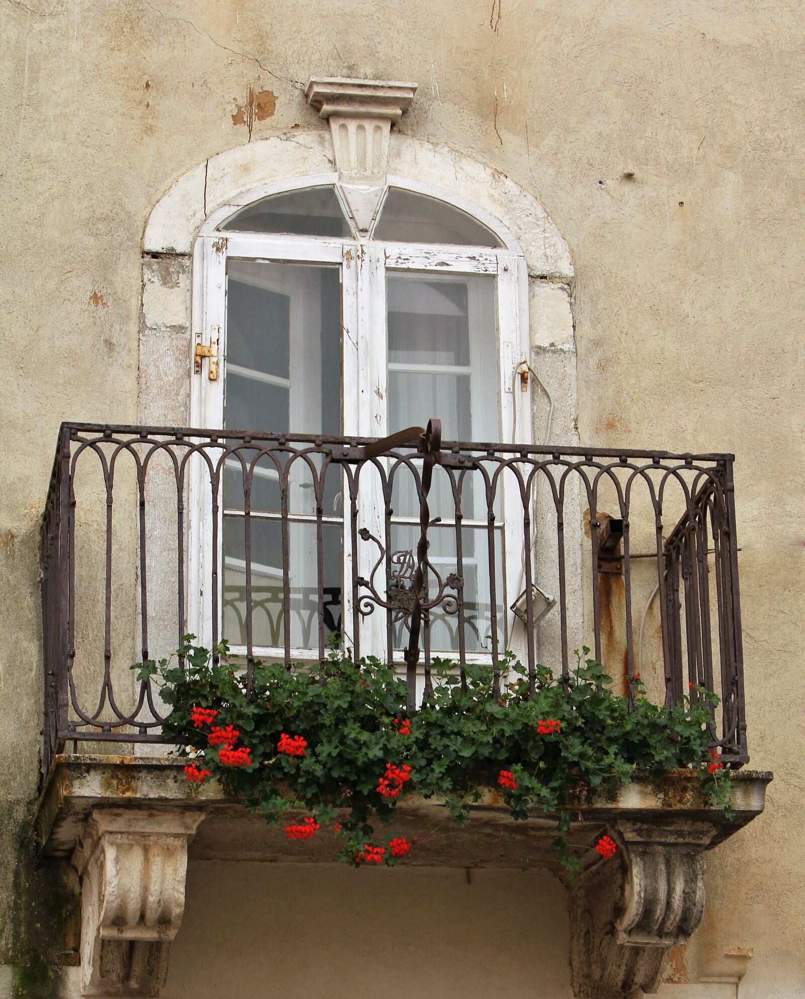 Canon EOS 550D (EOS Rebel T2i / EOS Kiss X4) sample photo. Facade, balcony, romantic photography