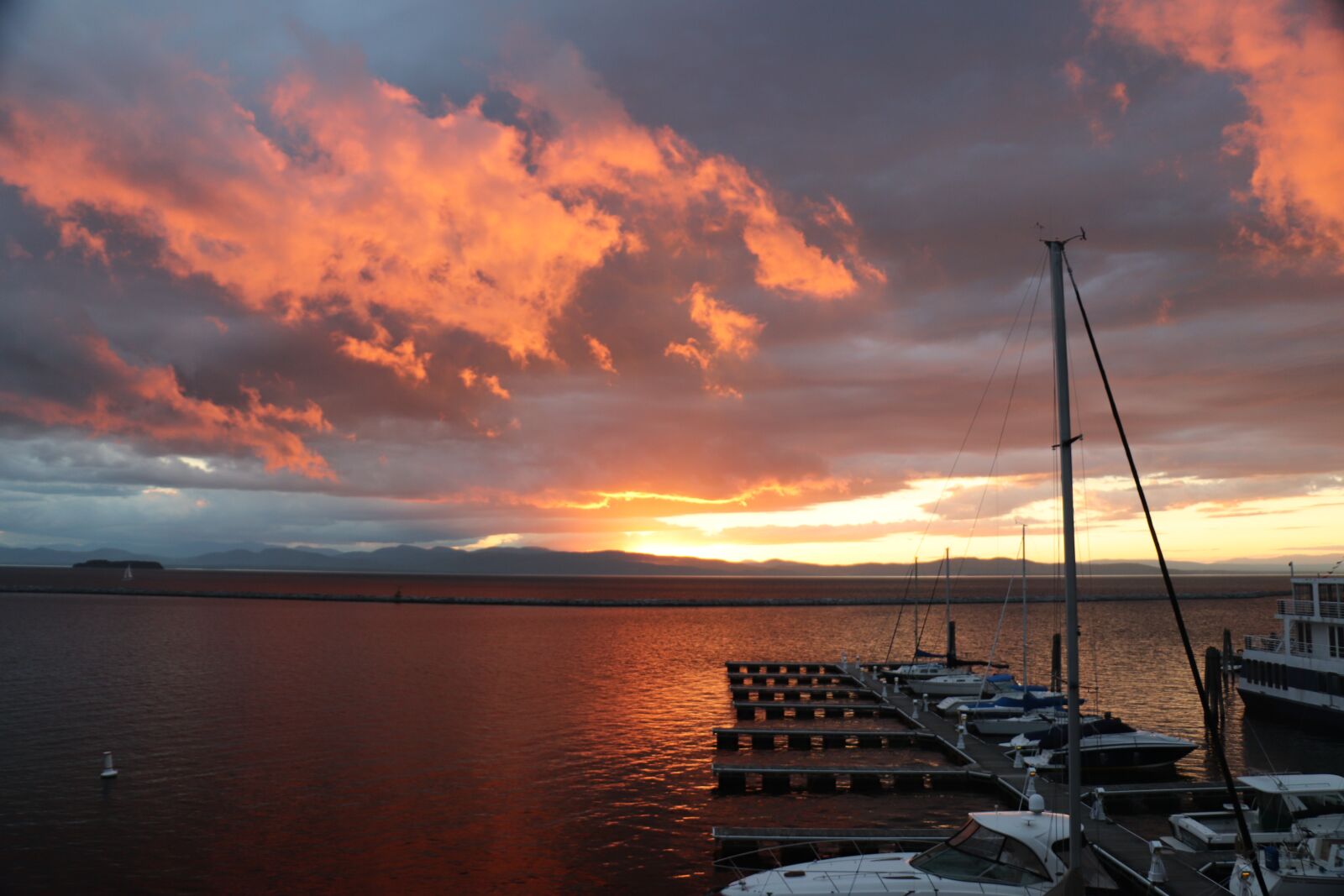 Canon EOS 800D (EOS Rebel T7i / EOS Kiss X9i) sample photo. Sun, sky, lake photography