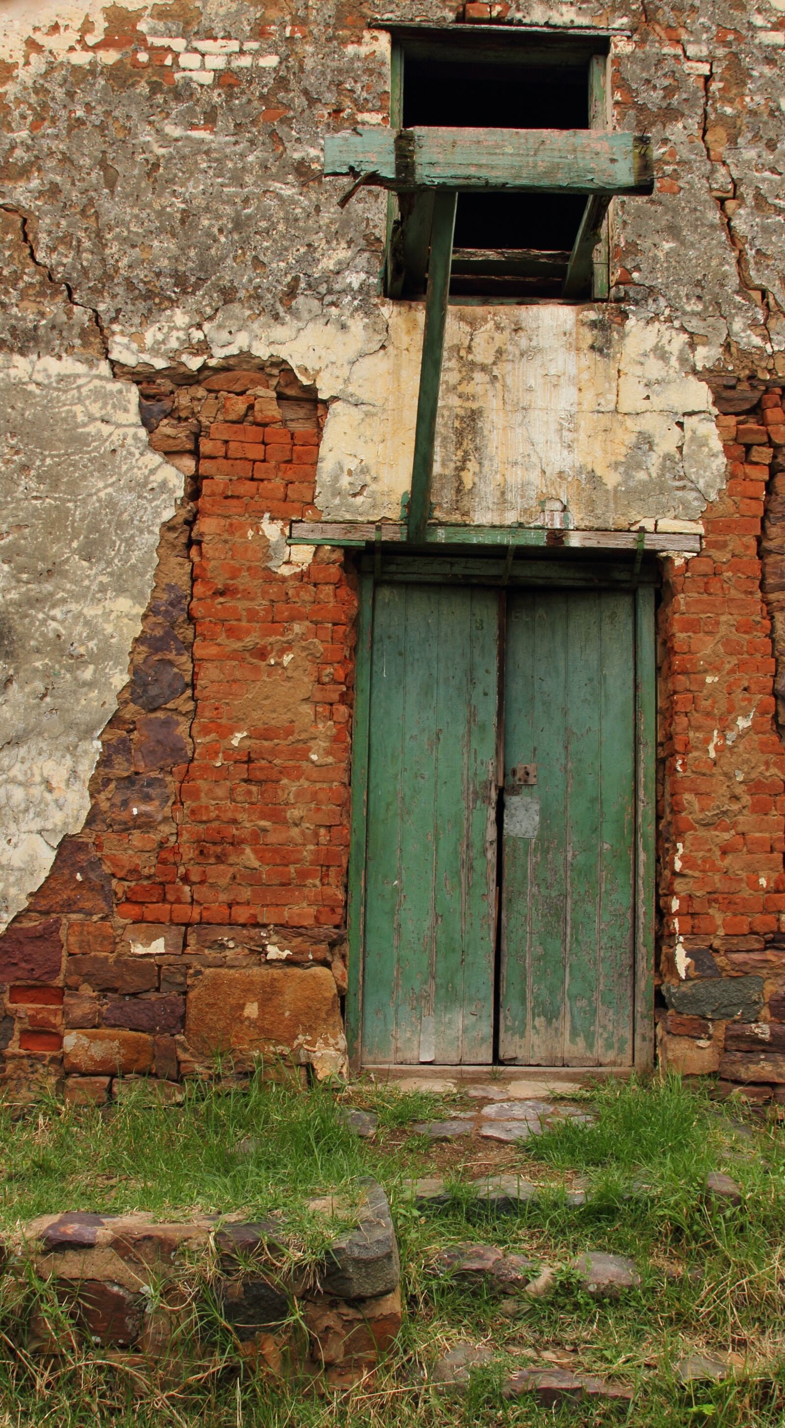 Canon EOS 60D sample photo. Old buildings, door, cracks photography