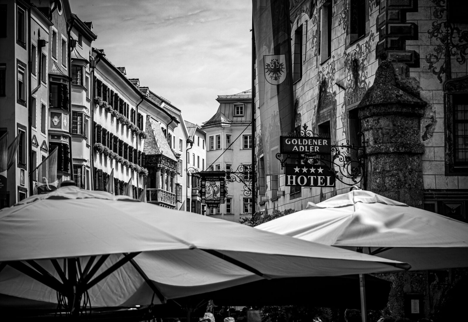 Olympus OM-D E-M10 II sample photo. Golden roof, screens, tyrol photography