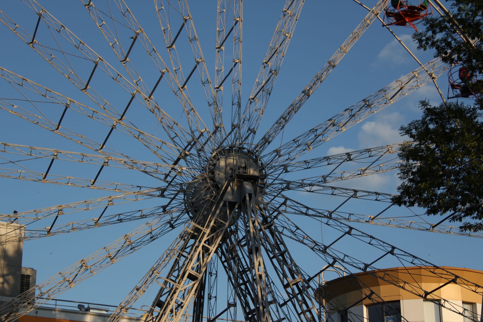 Canon EOS 550D (EOS Rebel T2i / EOS Kiss X4) sample photo. Steel, metal, wheel photography