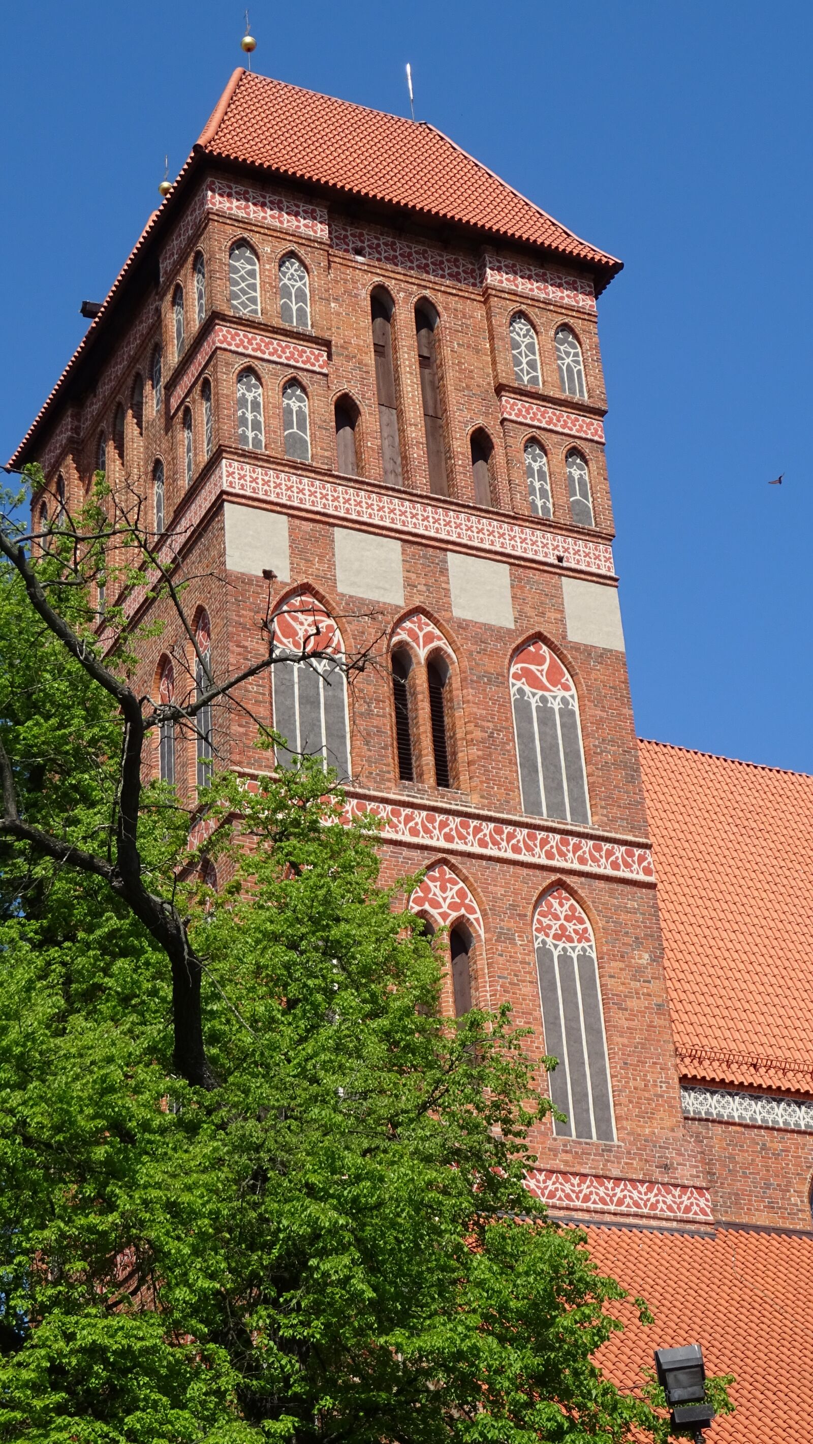 Sony DSC-HX60 sample photo. Tower, church, gothic photography