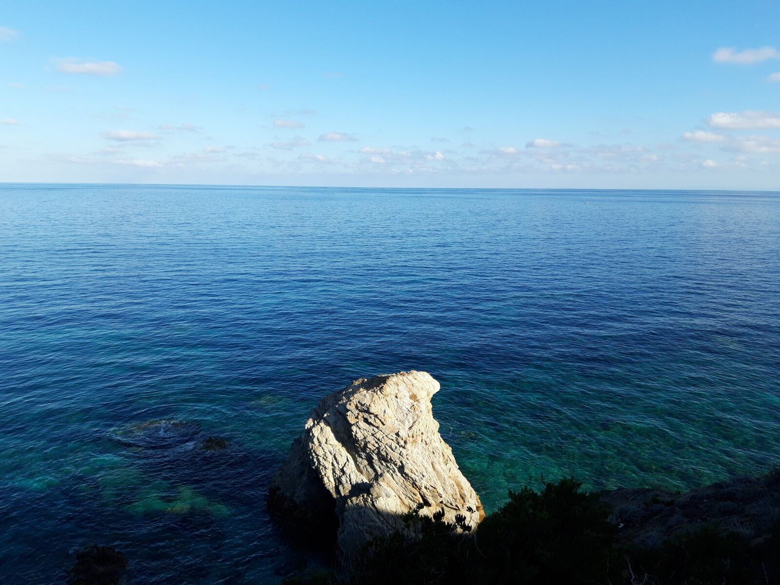 Samsung Galaxy A6 sample photo. Elba, cliffs, sea photography