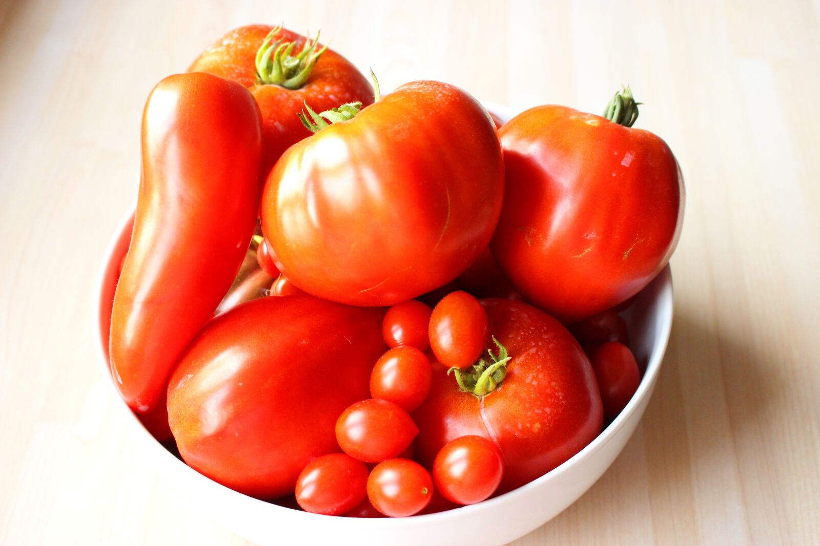 Canon EOS 100D (EOS Rebel SL1 / EOS Kiss X7) sample photo. Tomato, summer, red photography