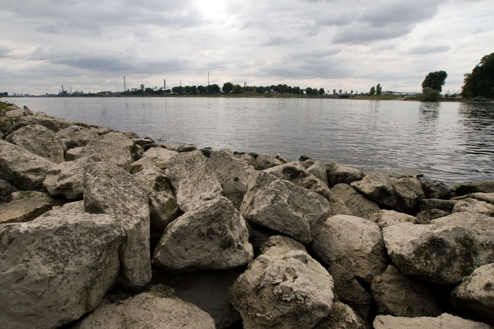 Canon EOS 400D (EOS Digital Rebel XTi / EOS Kiss Digital X) sample photo. Water, stones, river photography