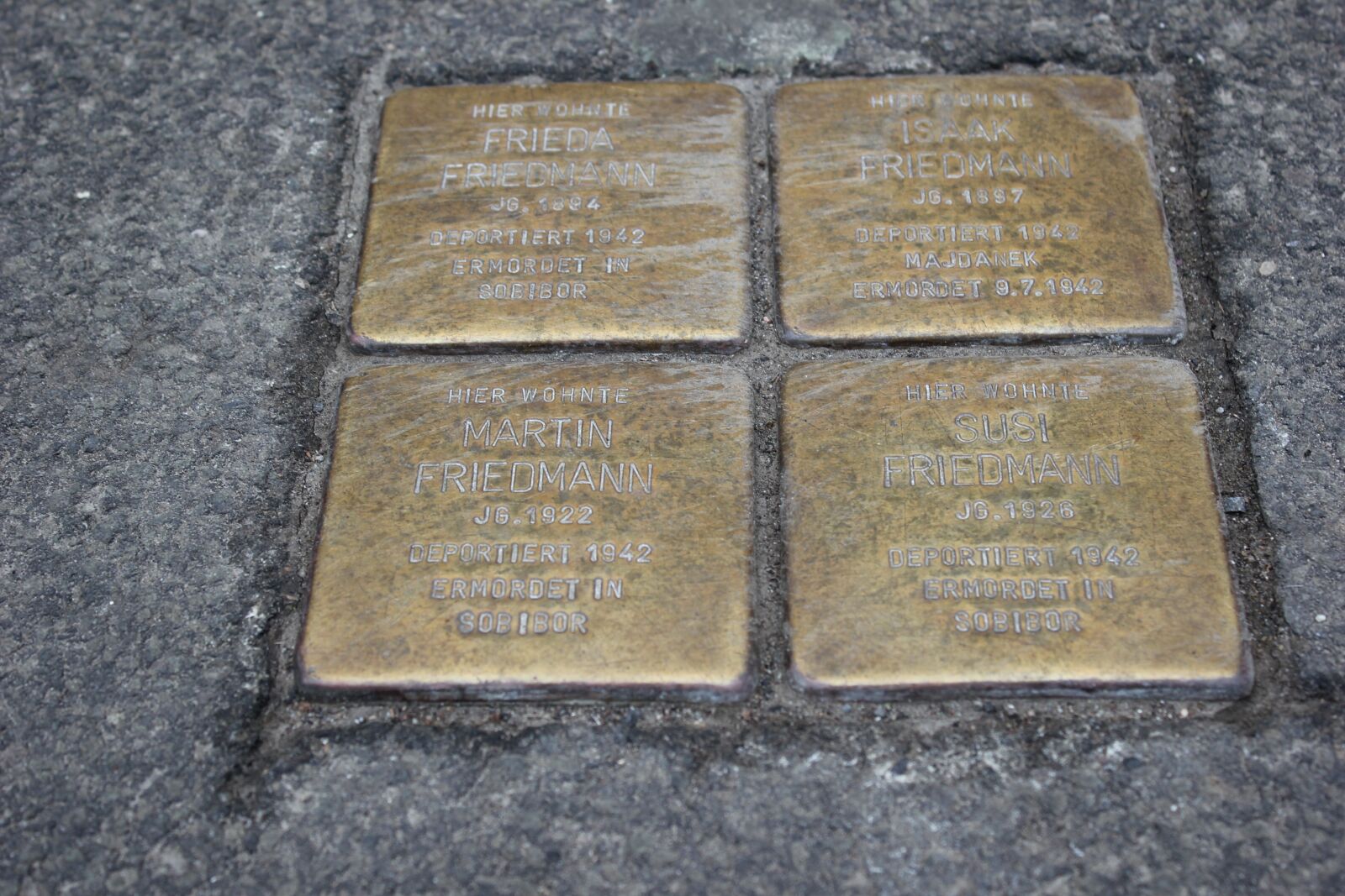 Canon EOS 550D (EOS Rebel T2i / EOS Kiss X4) sample photo. Stumbling blocks, commemorate, brass photography