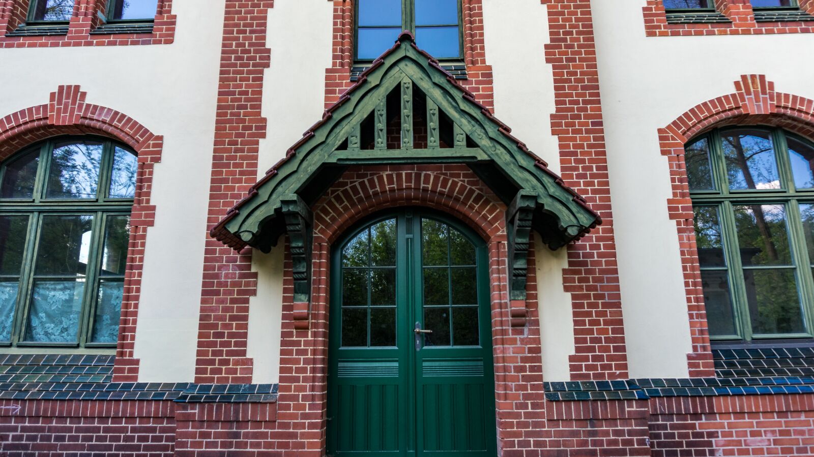 Sony Alpha a5000 (ILCE 5000) sample photo. Facade, masonry, window photography