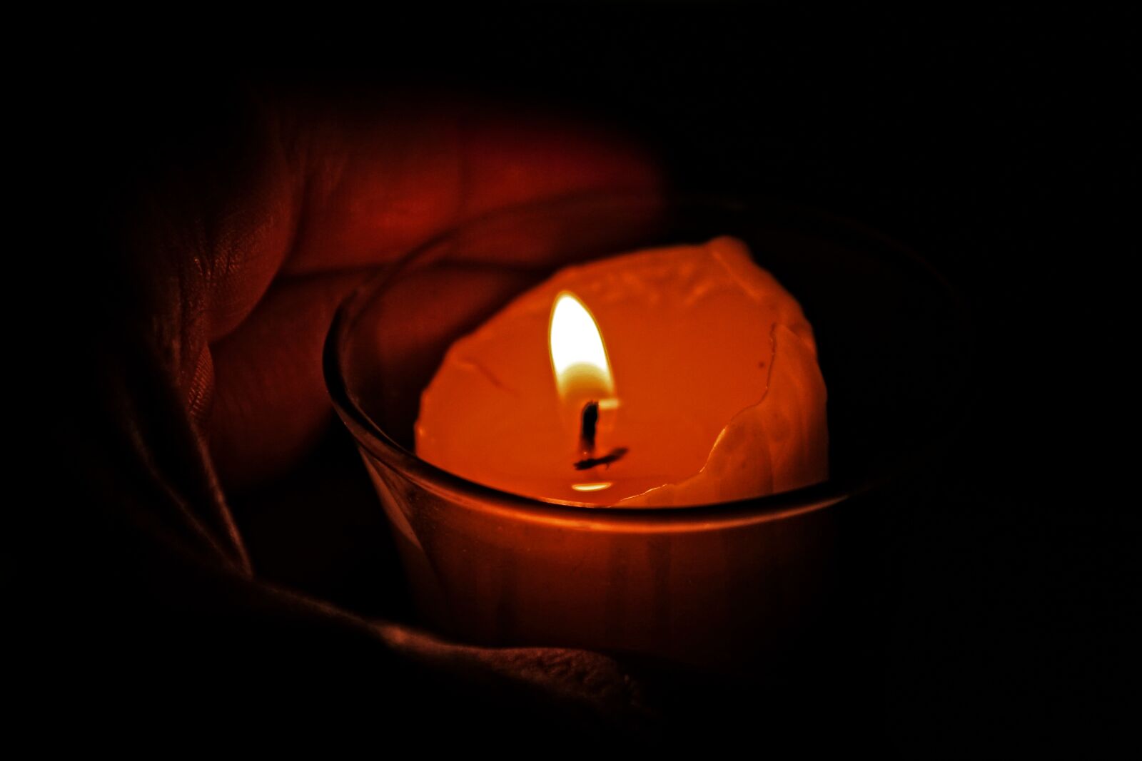 Canon EOS 650D (EOS Rebel T4i / EOS Kiss X6i) sample photo. Candle, dark, memory photography