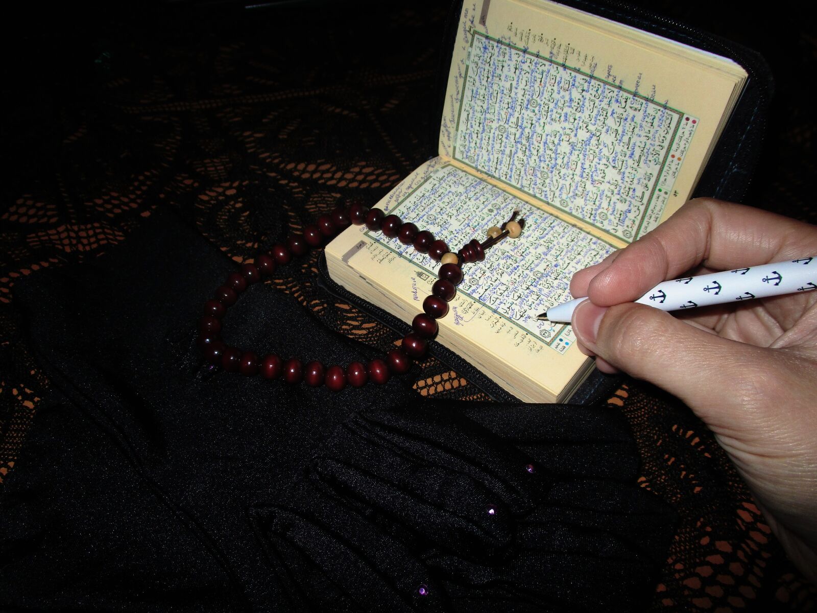 Canon IXUS 185 sample photo. Quran, scripture, shrine photography