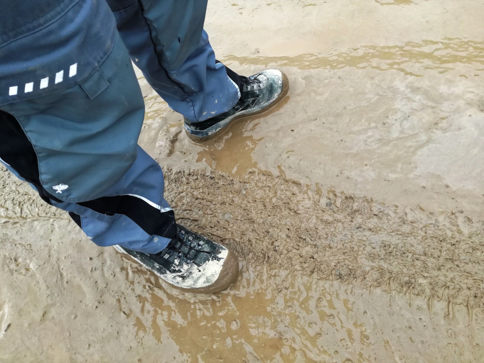 HUAWEI P9 LITE sample photo. Site, shoes, mud photography
