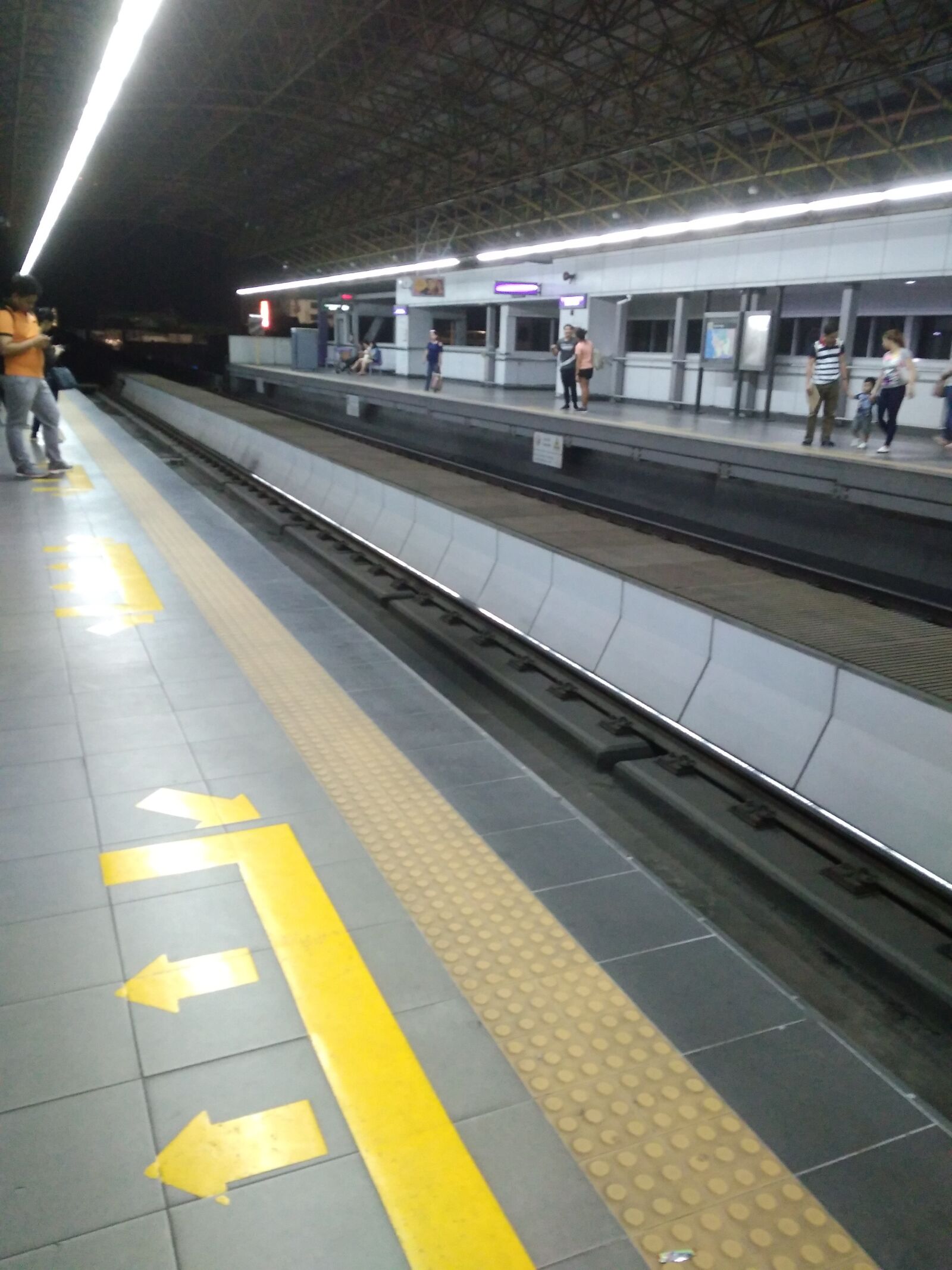 Xiaomi Redmi 4A sample photo. Train, platform, arrows photography