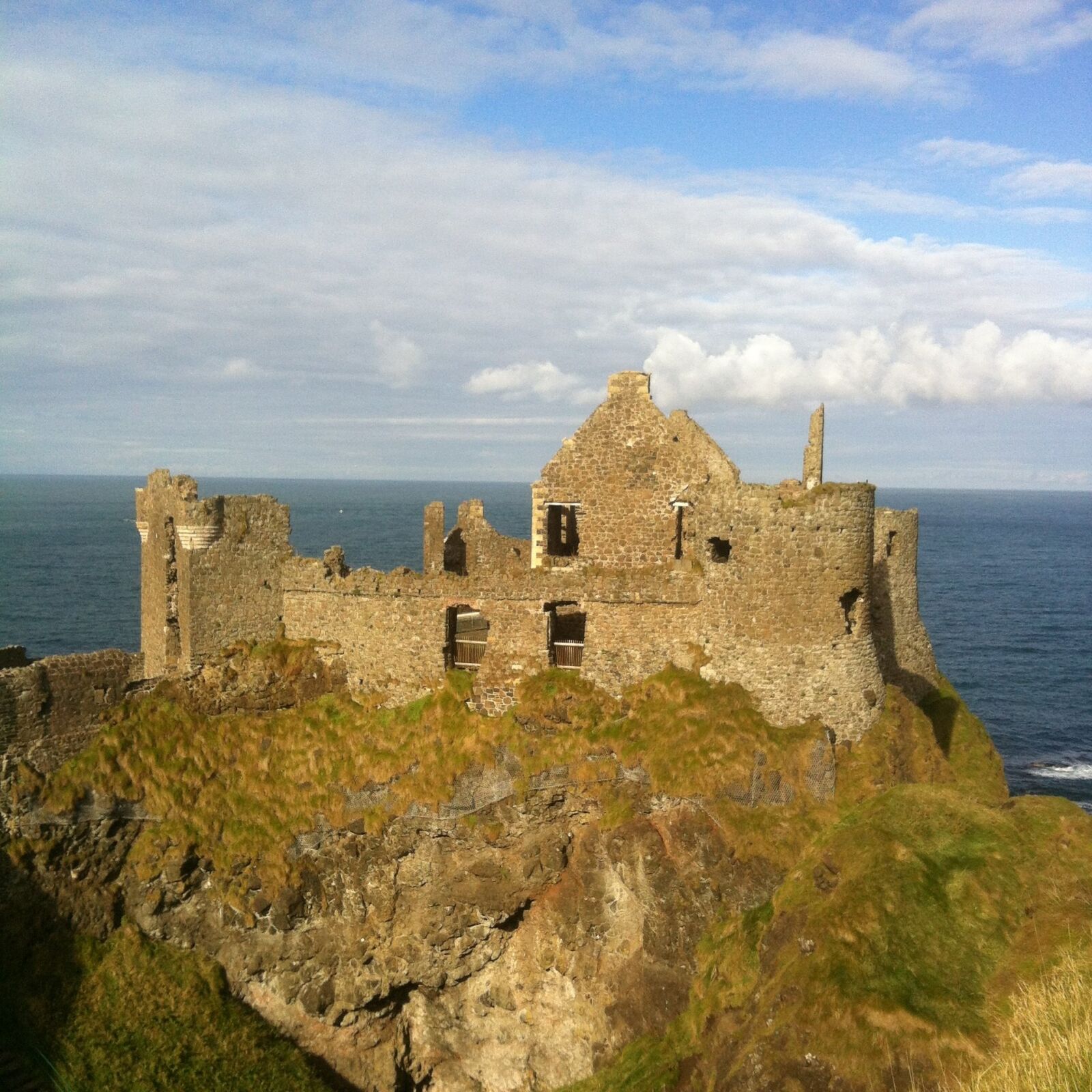 iPhone 4 back camera 3.85mm f/2.8 sample photo. Dunluce castle, ruin, rock photography