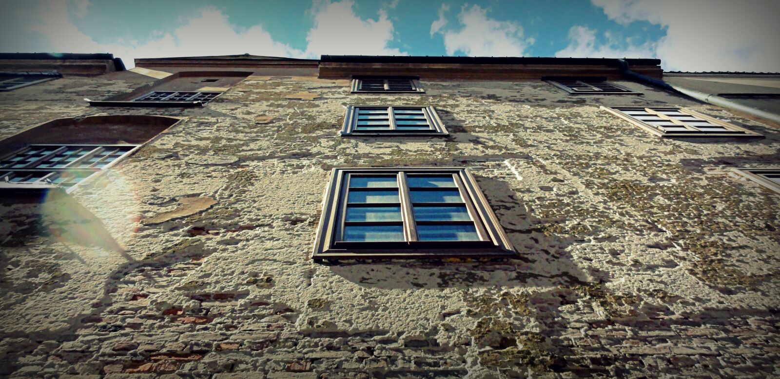 Sony DSC-HX5V sample photo. Fa ades, the window photography
