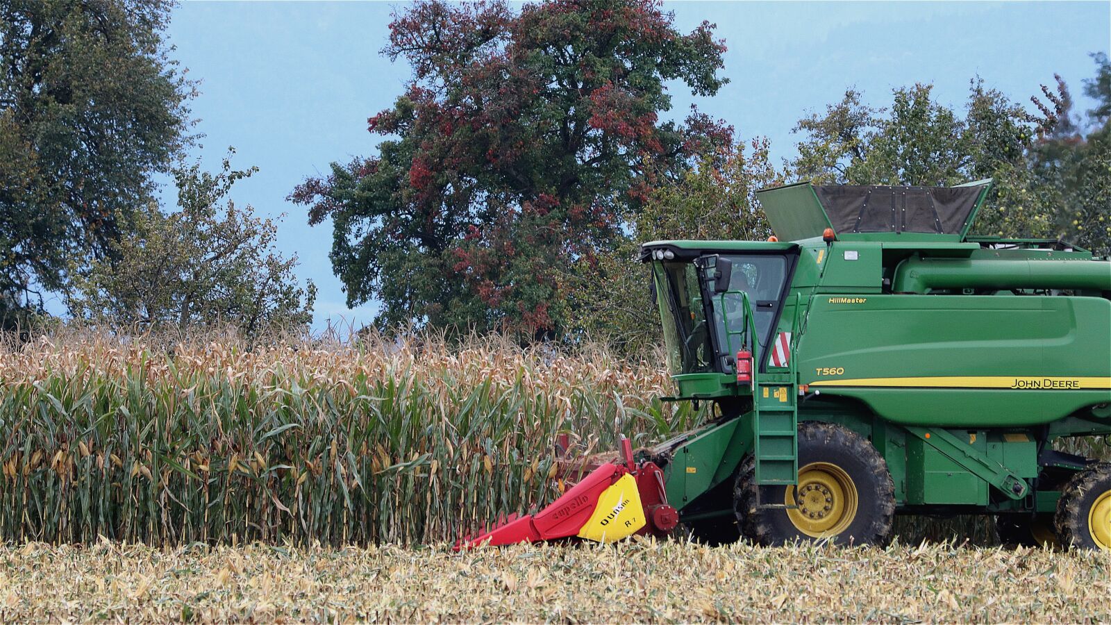 Canon EF 70-300 F4-5.6 IS II USM sample photo. Corn harvest, combine harvester photography