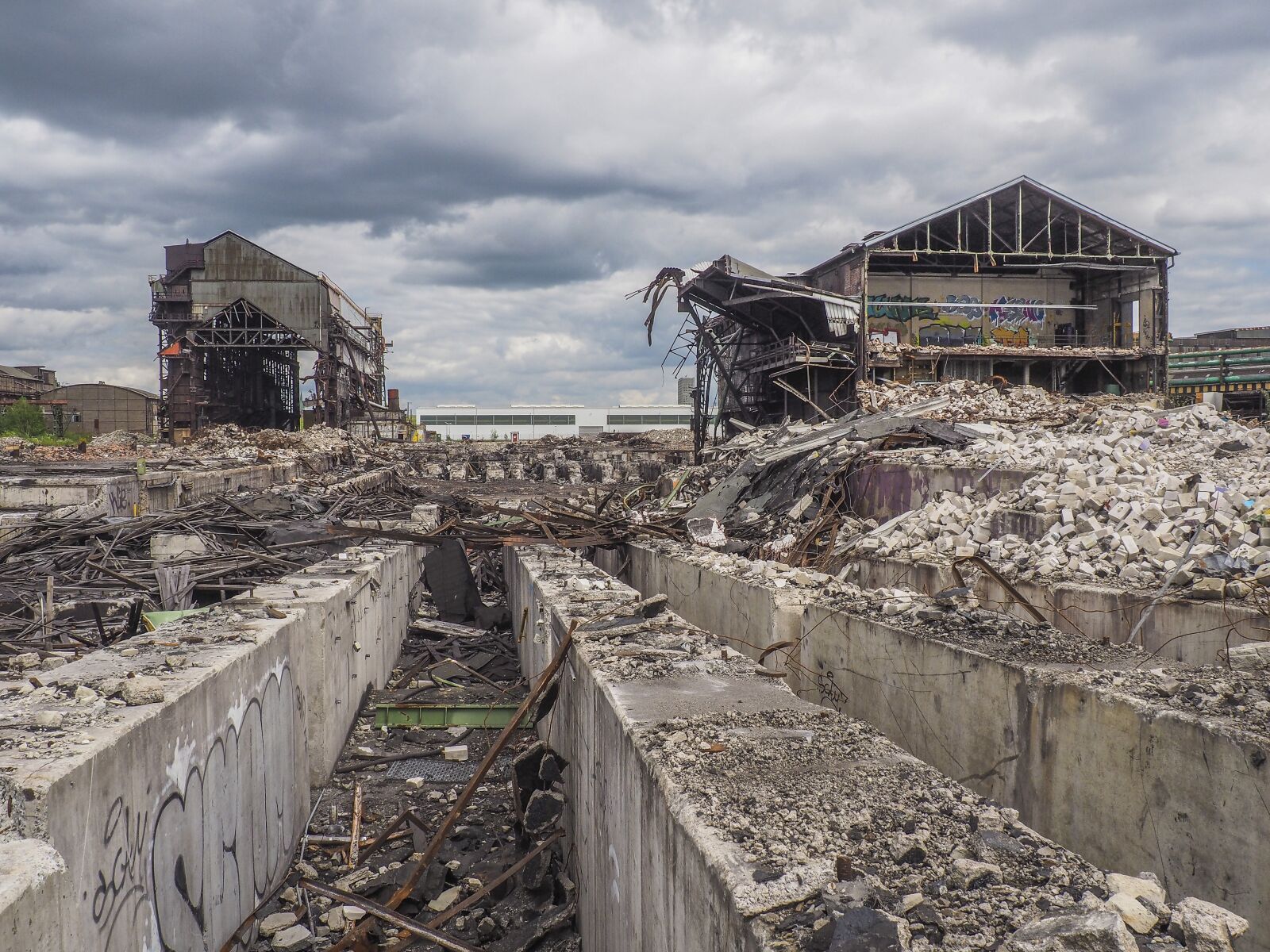 Olympus OM-D E-M10 sample photo. Lost places, factory, halls photography