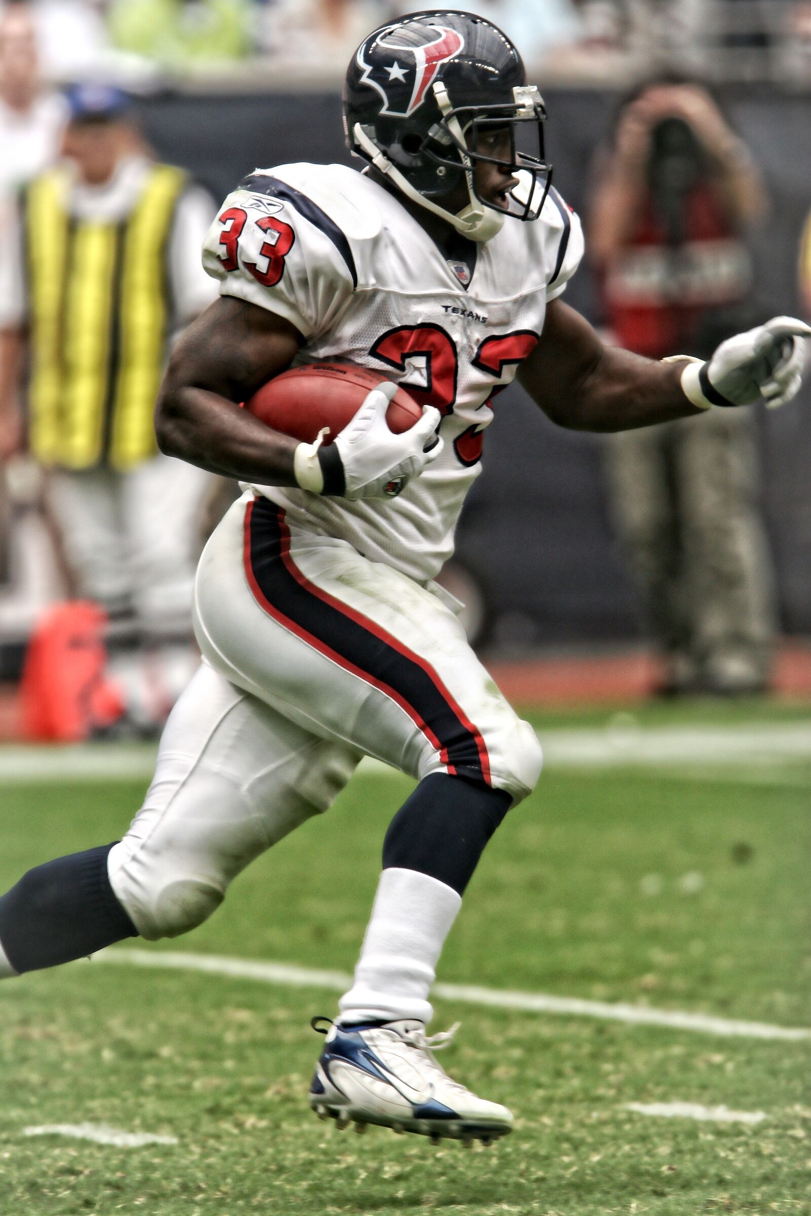 Canon EOS 20D sample photo. Running back, professional, football photography