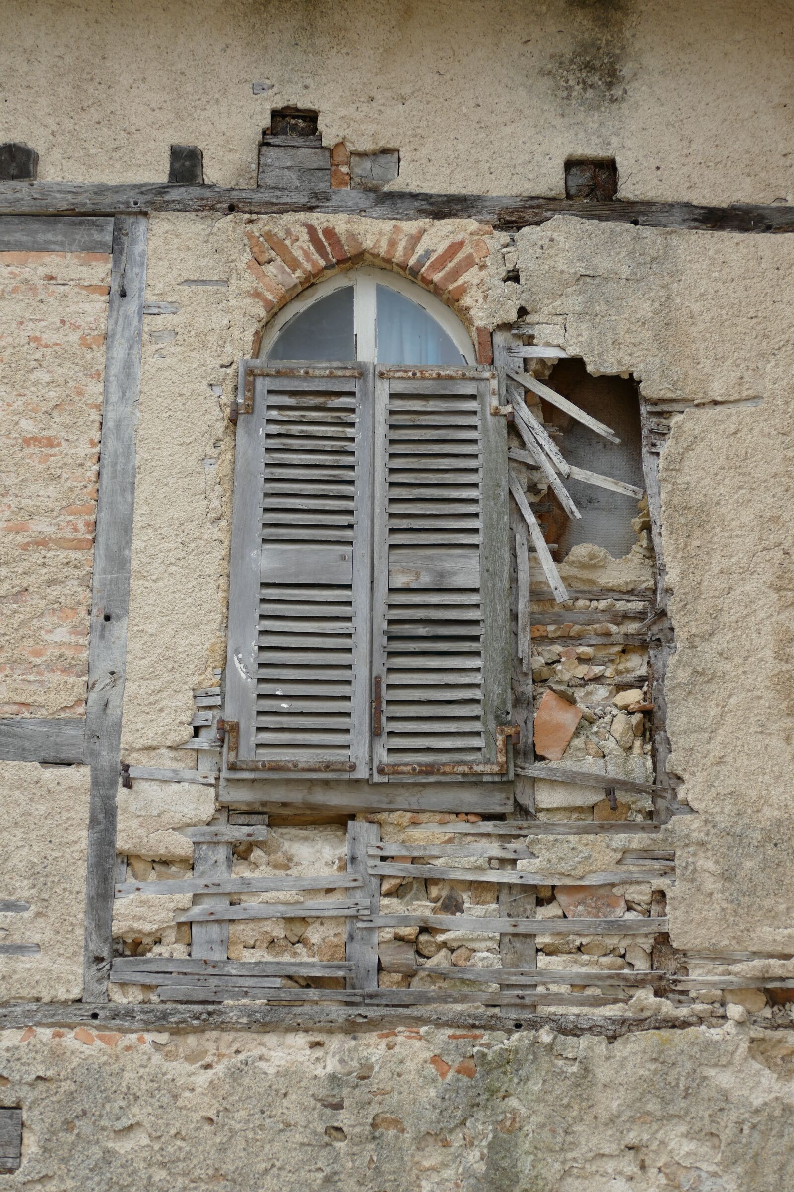 Panasonic Lumix DMC-FZ1000 sample photo. Window, liège, wall photography