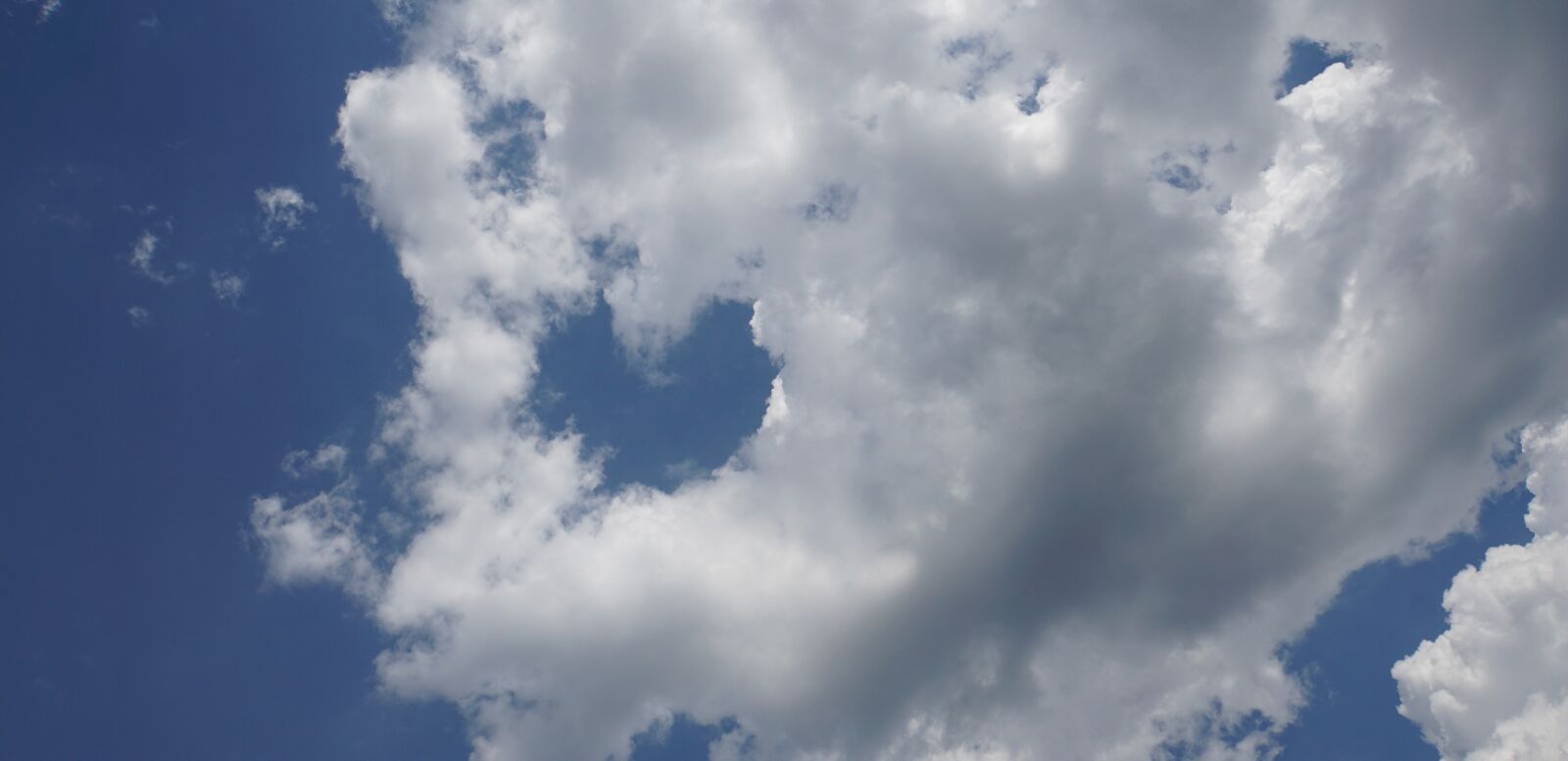 Sony a6000 + Sony E 18-200mm F3.5-6.3 OSS LE sample photo. Clouds, sky, heart photography