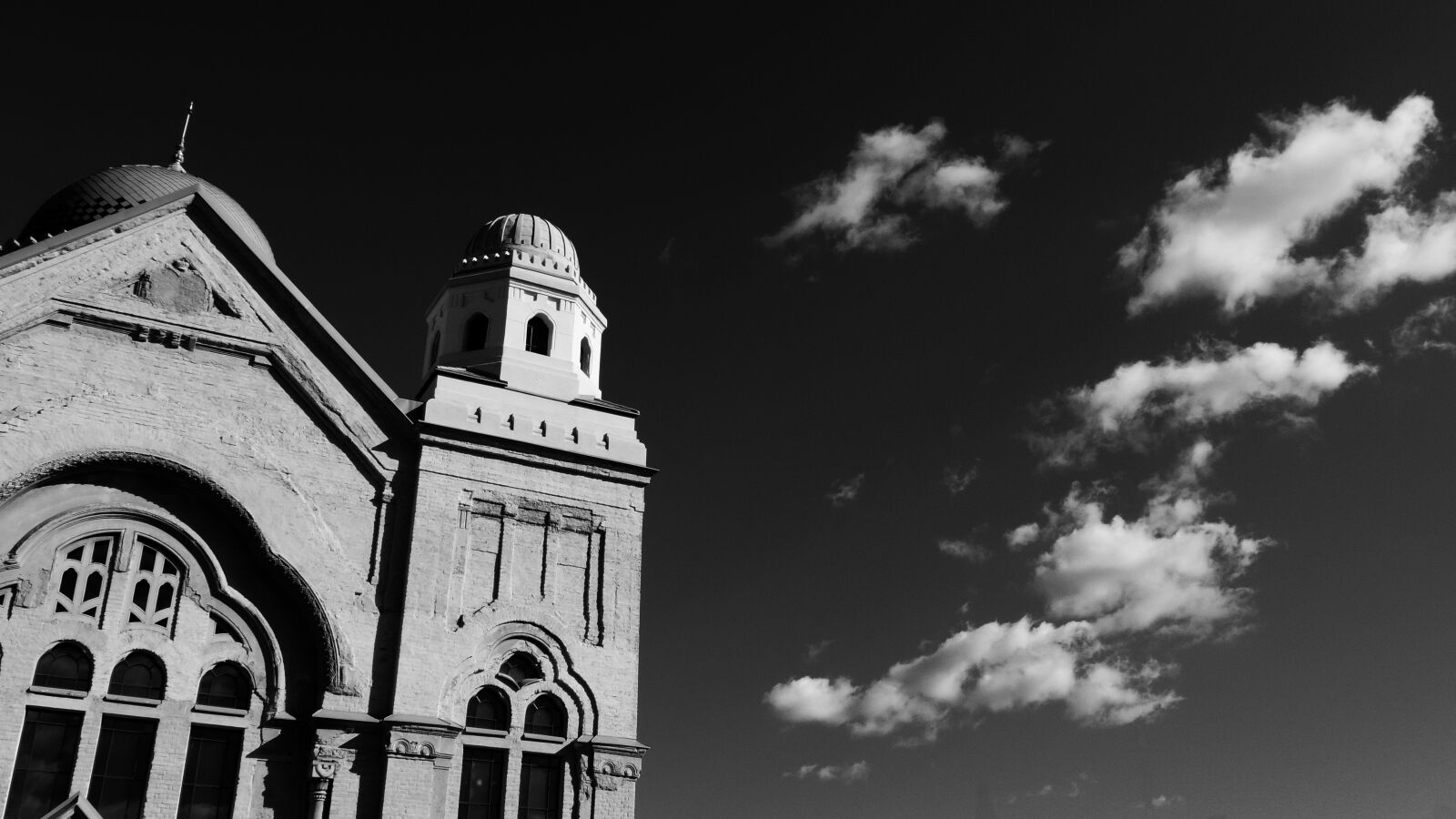 Nikon Coolpix P520 sample photo. Synagogue, black and white photography