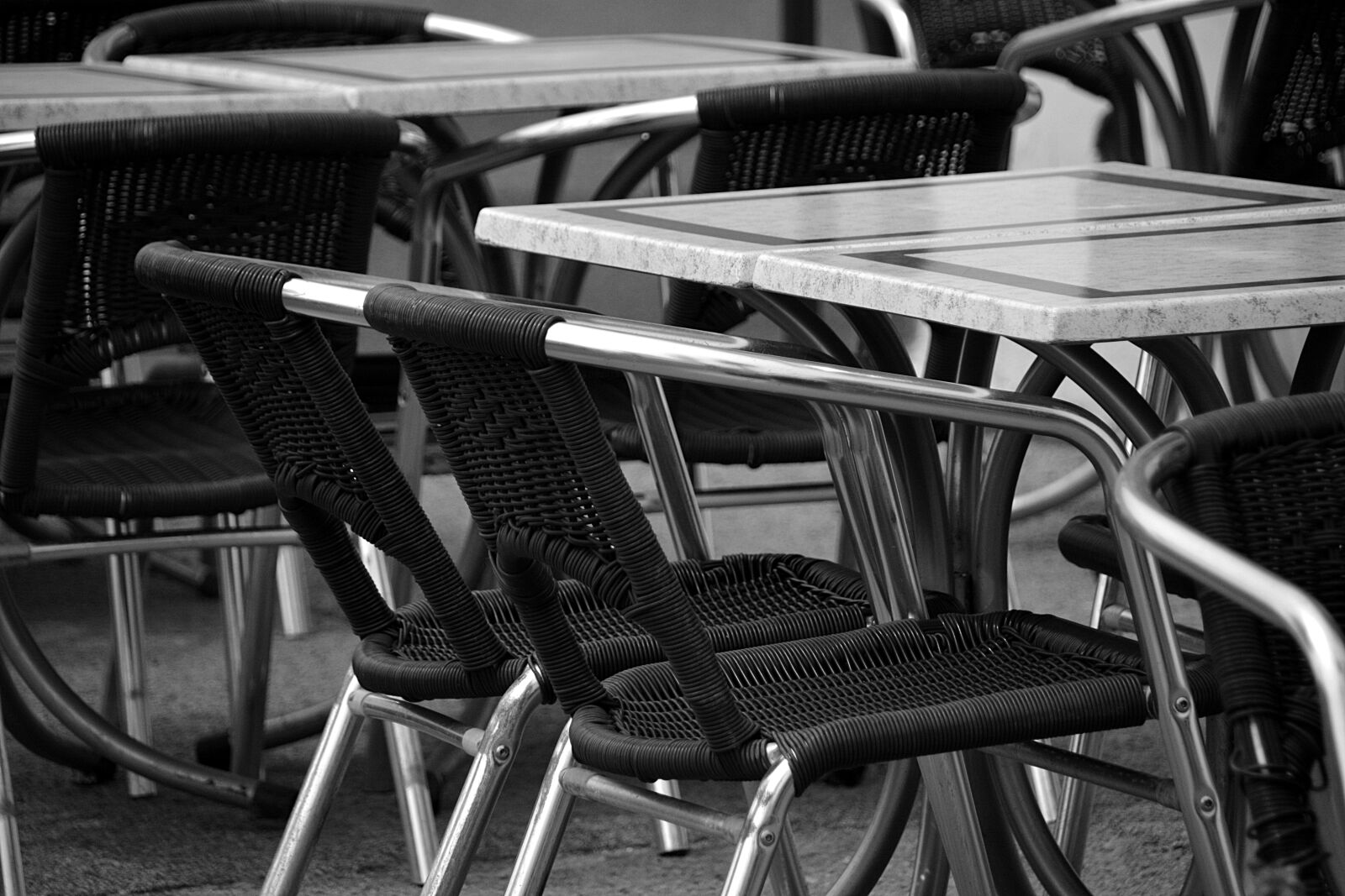 Sigma 18-250mm F3.5-6.3 DC Macro OS HSM sample photo. Cafe, chaises, commerce, les photography