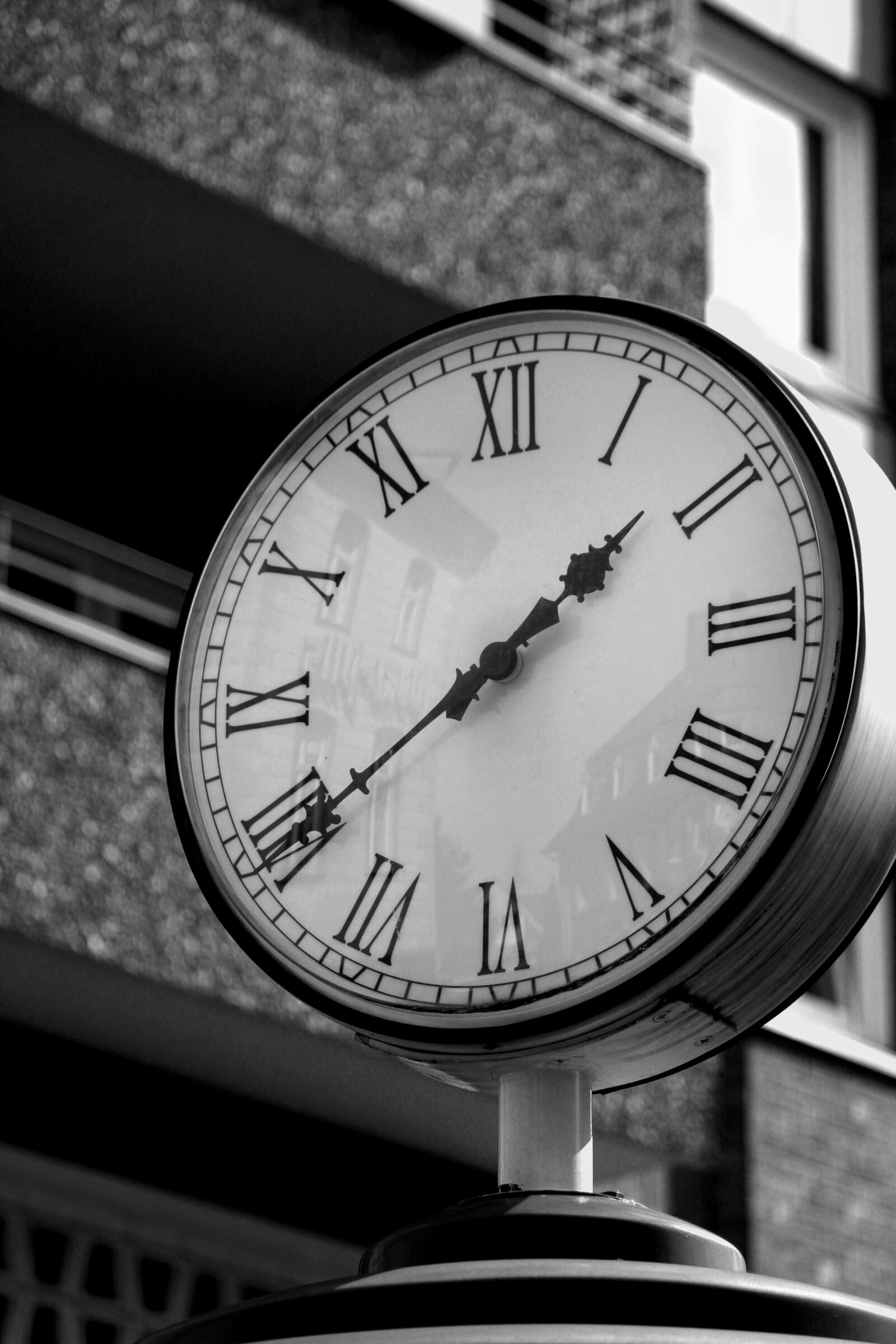 Canon EOS 550D (EOS Rebel T2i / EOS Kiss X4) sample photo. Clock, time, street photography