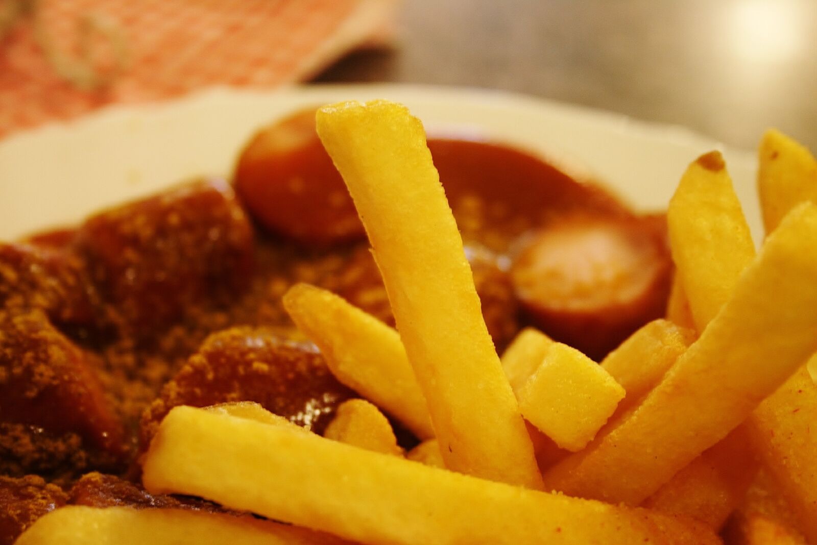 Canon EOS 400D (EOS Digital Rebel XTi / EOS Kiss Digital X) sample photo. Currywurst, french, food photography