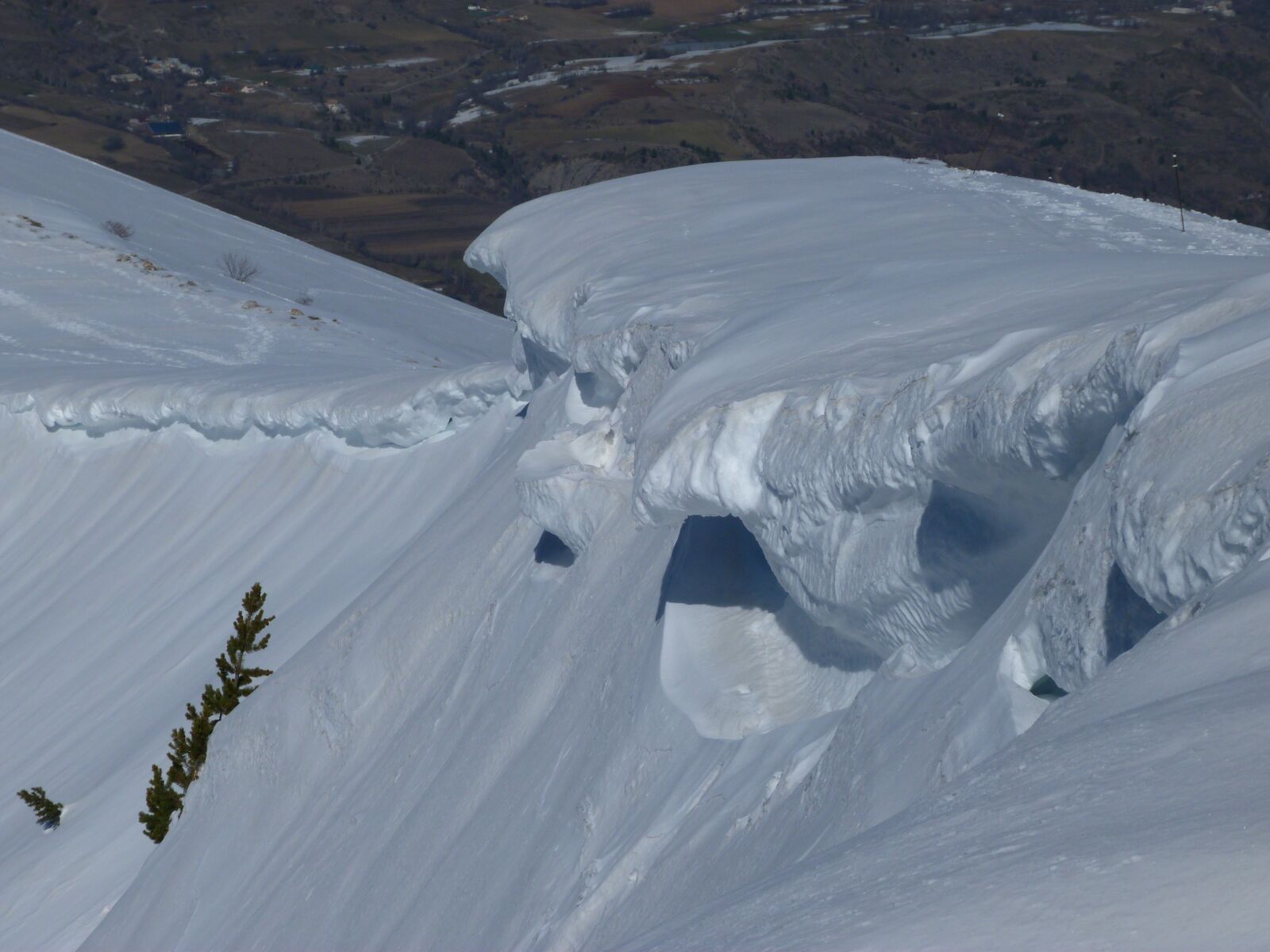 Panasonic Lumix DMC-FZ40 (Lumix DMC-FZ45) sample photo. Snow cornices, snow, white photography