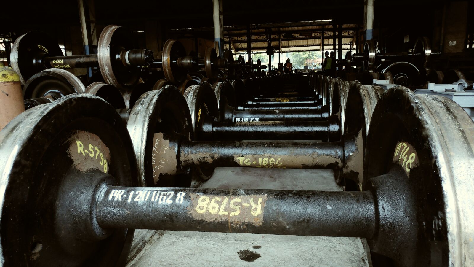 LG G5 sample photo. Train wheels, steel wheels photography