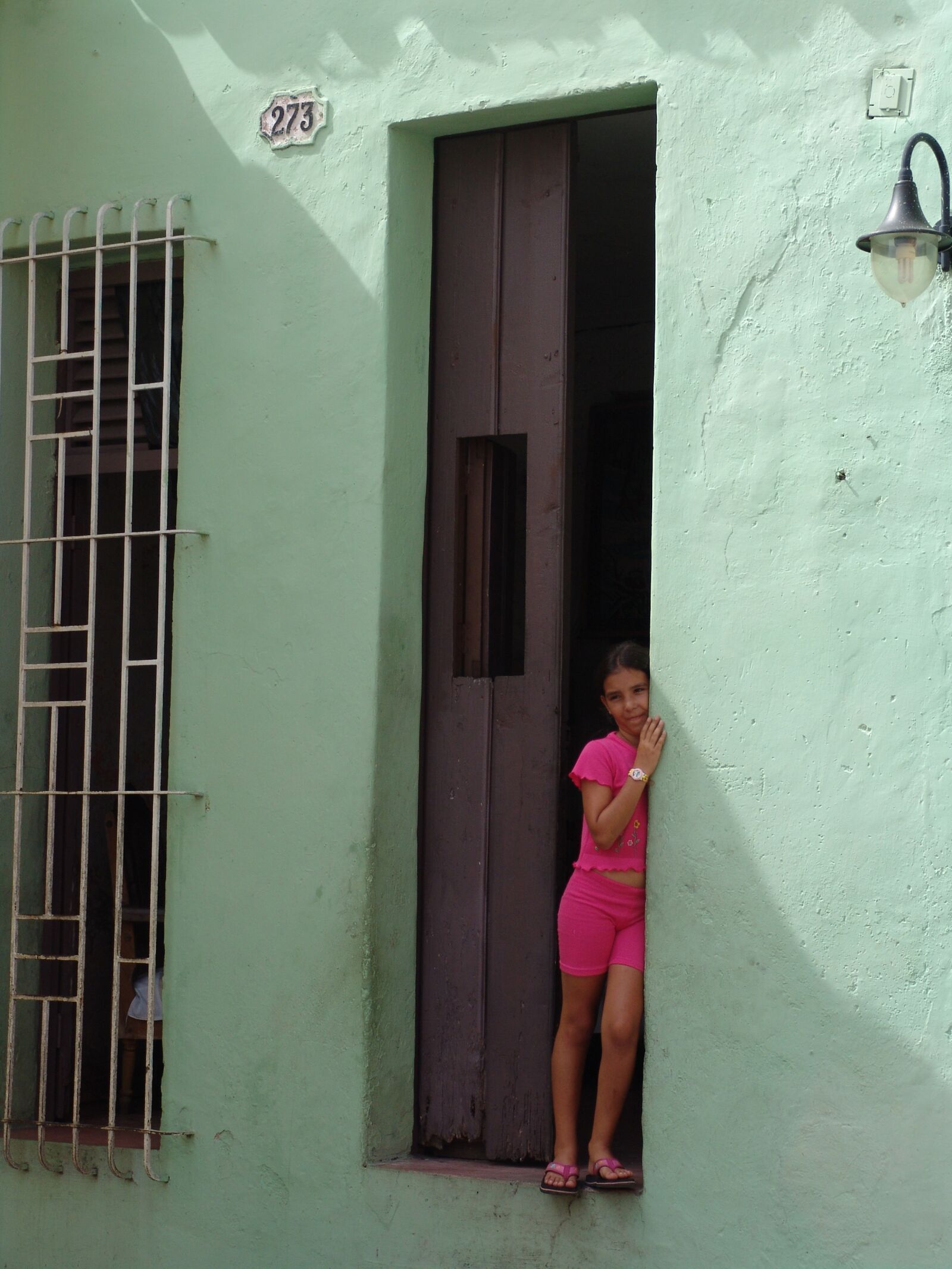 Sony DSC-F828 sample photo. Cuba, girl, old house photography