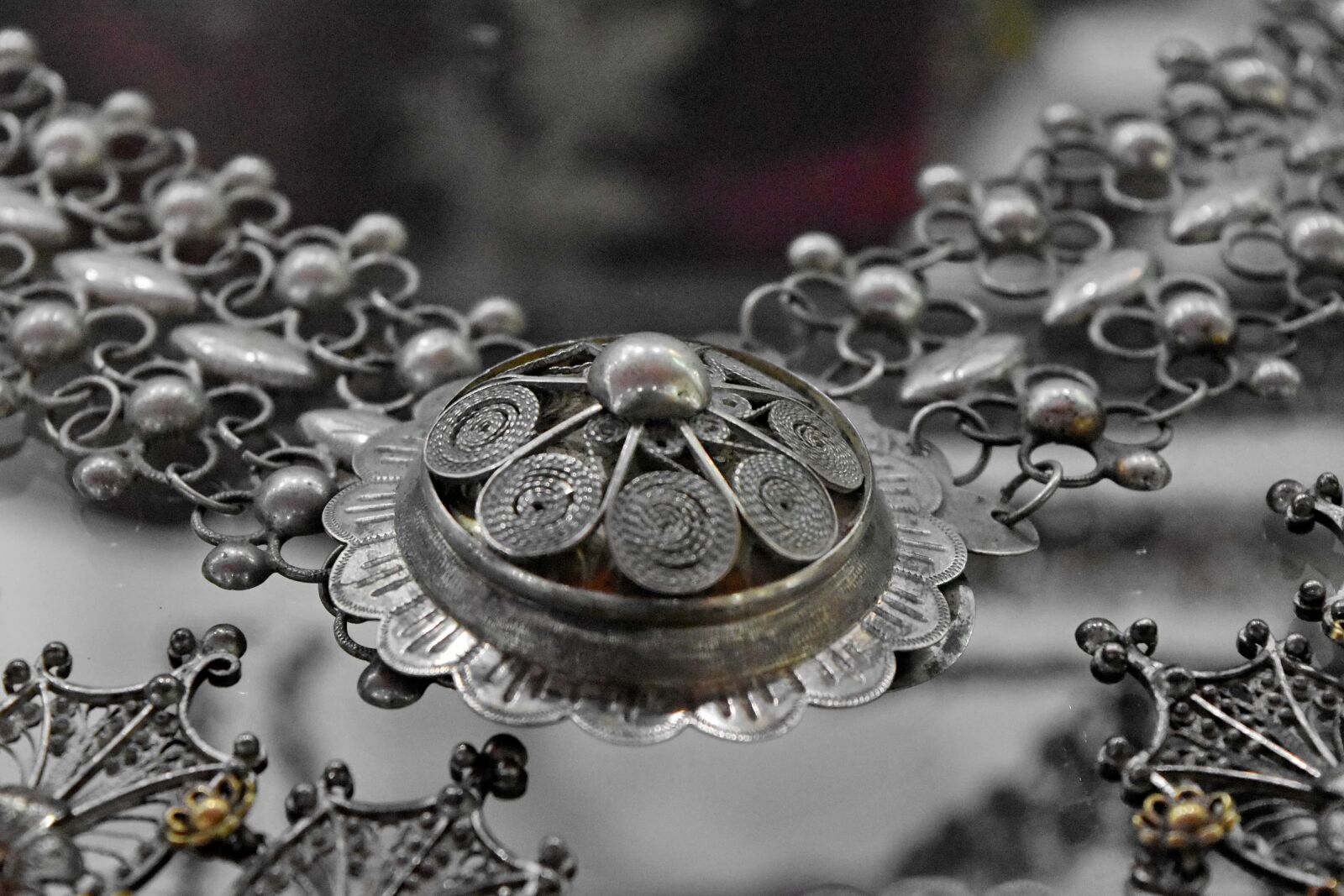 Nikon D5500 sample photo. Antiquity, necklace, silver, treasure photography