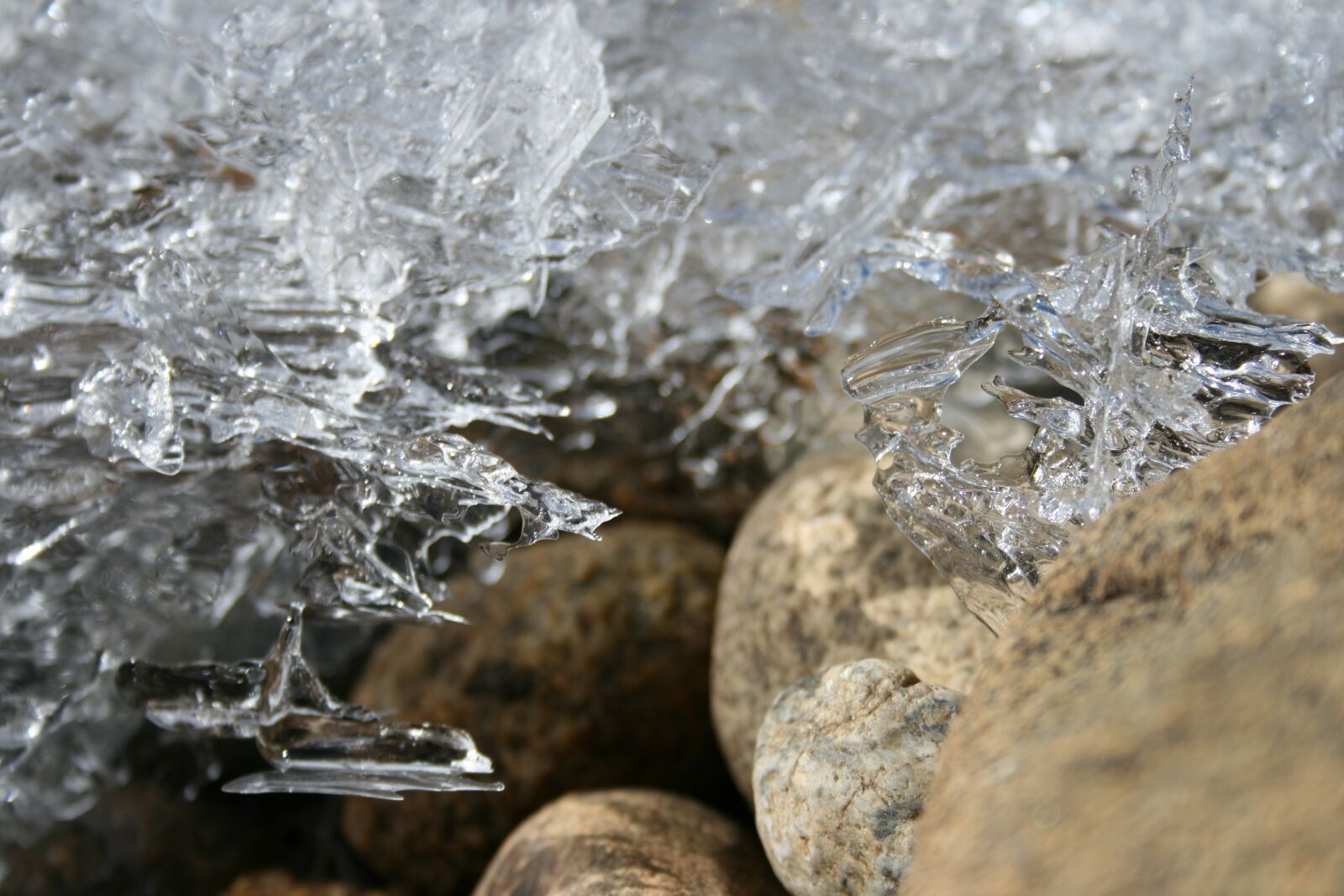Canon EOS 400D (EOS Digital Rebel XTi / EOS Kiss Digital X) sample photo. Ice crystals, rock, winter photography