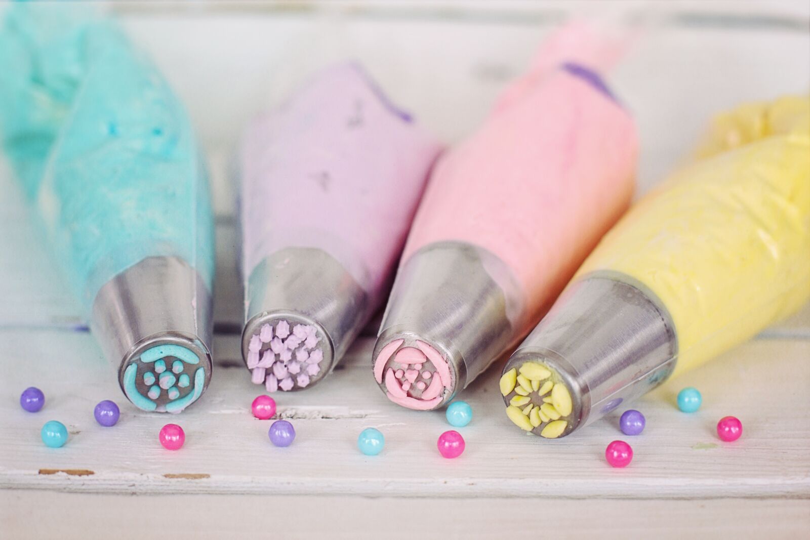 Canon EF 50mm F1.4 USM sample photo. Cake decorating, icing, frosting photography