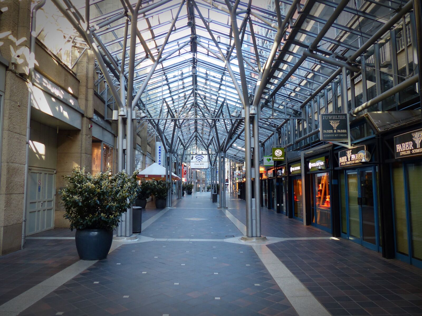 Panasonic Lumix DMC-FZ200 sample photo. Passage, shopping, covered photography