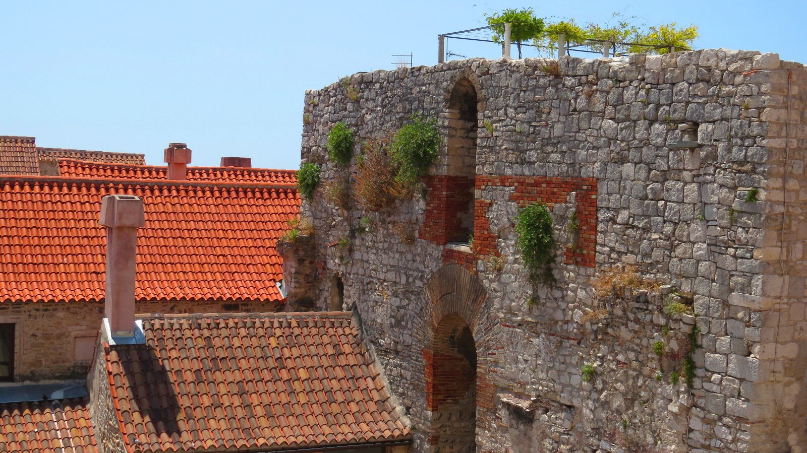 Canon PowerShot SX50 HS sample photo. The roofs, houses, old photography