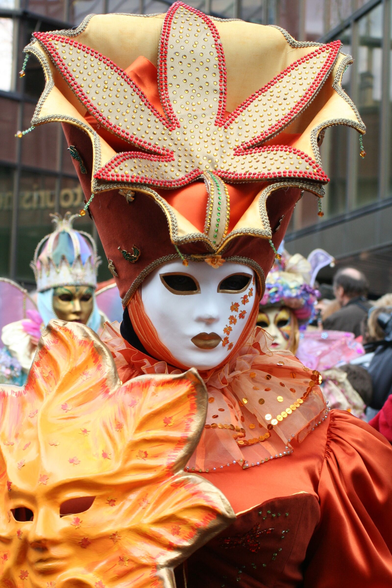 Canon EOS 350D (EOS Digital Rebel XT / EOS Kiss Digital N) sample photo. Mask, orange, carnival photography