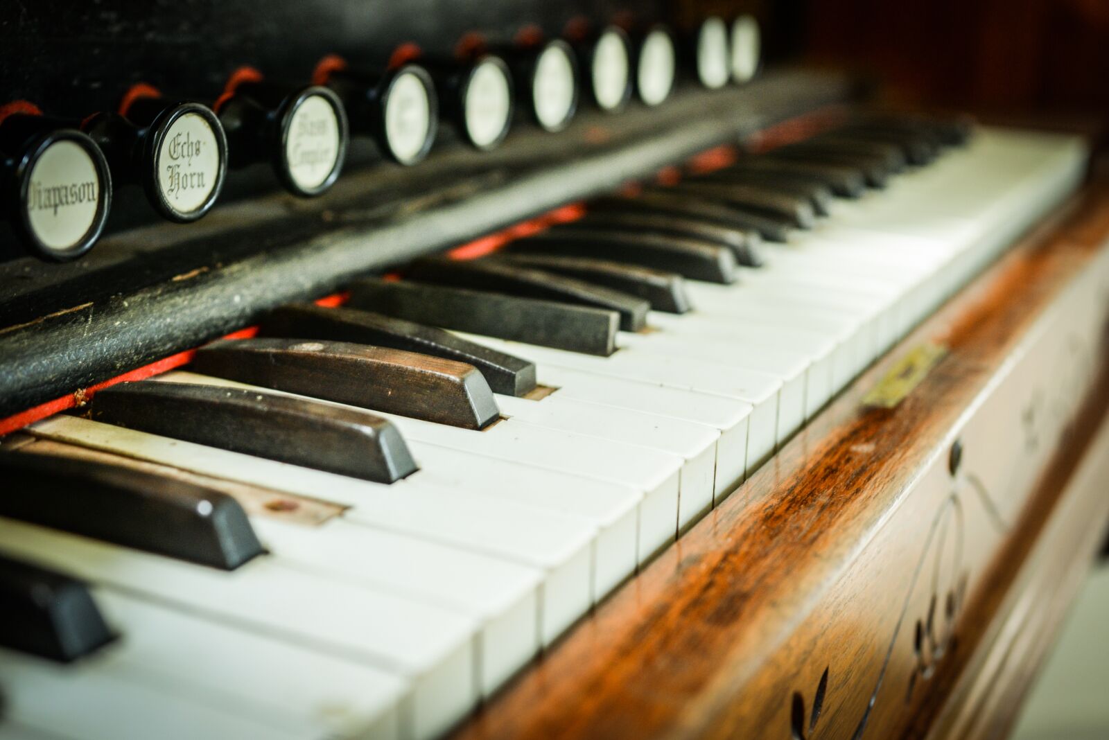Nikon D610 sample photo. Organ, keys, old photography