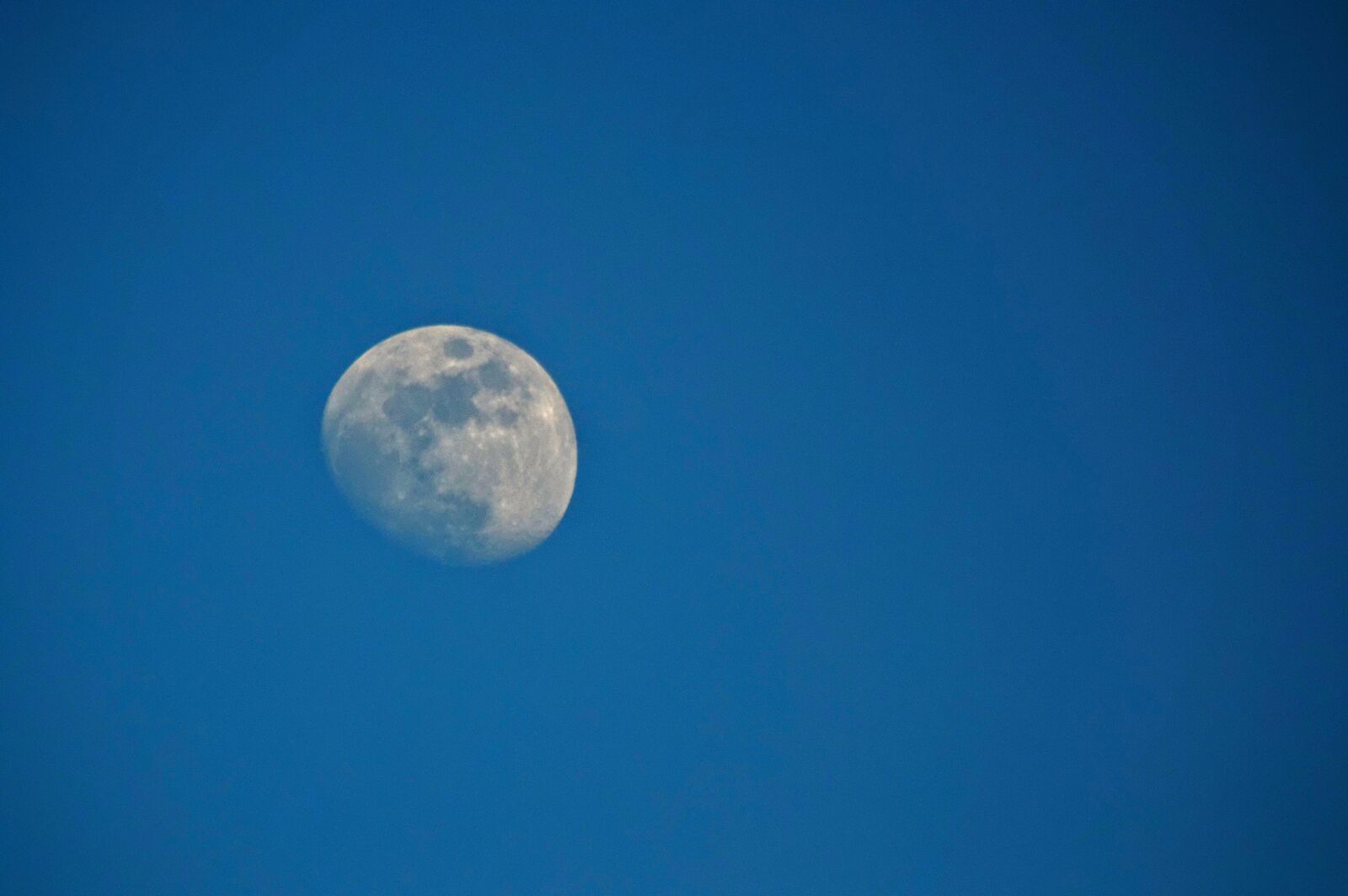 Nikon D3200 + Sigma 135-400mm F4.5-5.6 APO Aspherical sample photo. Blue, moon, sky photography