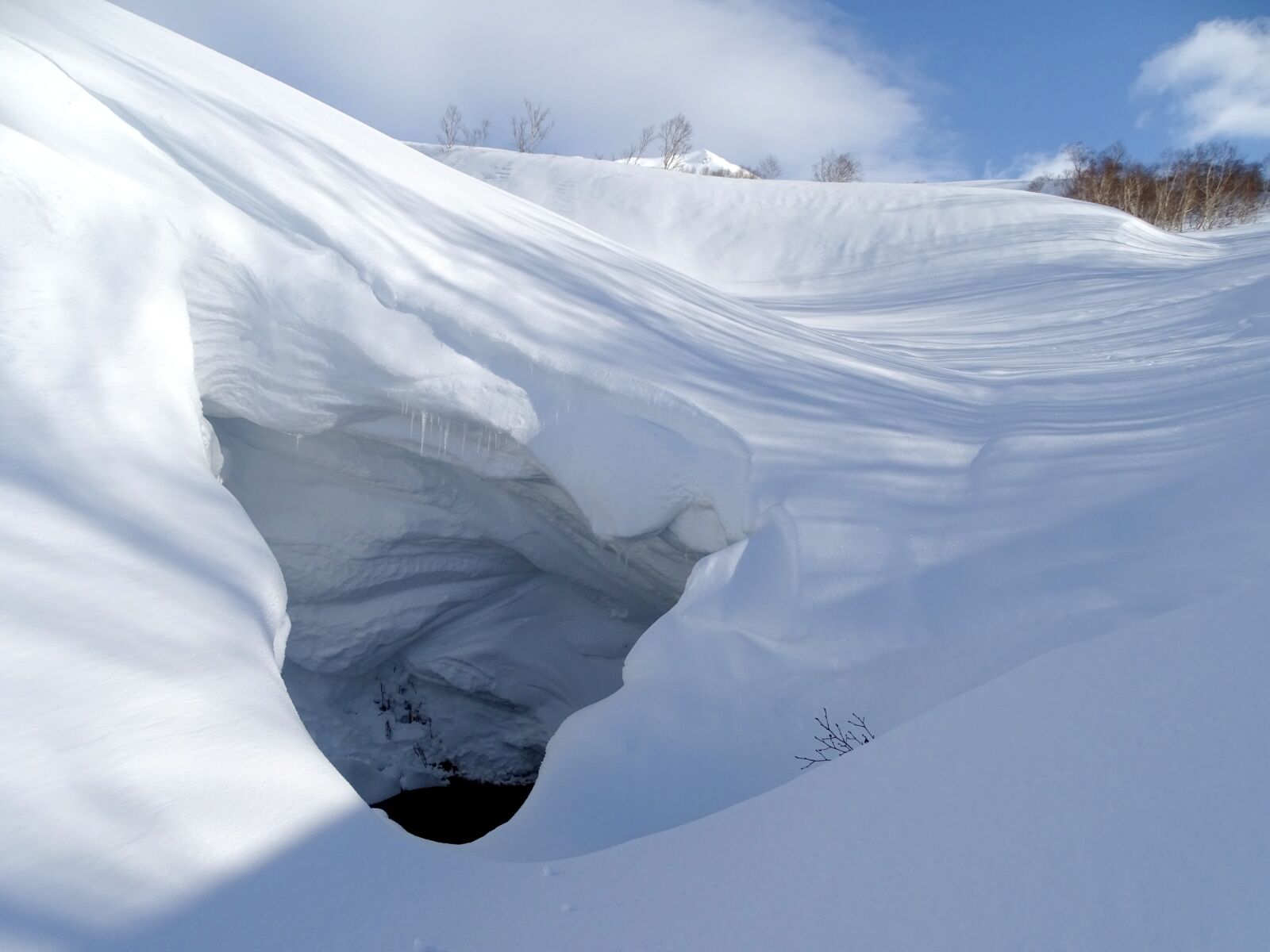 Sony DSC-HX400 sample photo. Mountains, small river, snow photography
