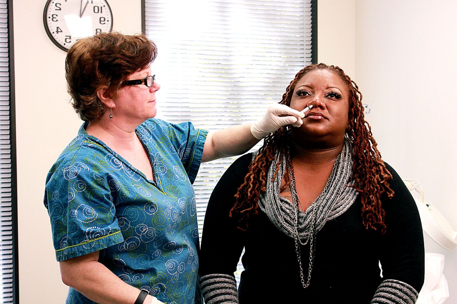 Canon EOS 550D (EOS Rebel T2i / EOS Kiss X4) sample photo. Nurses, hands, gloved, avoiding photography