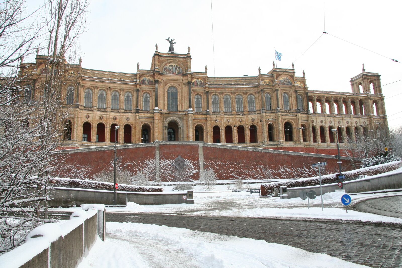 Canon EOS 350D (EOS Digital Rebel XT / EOS Kiss Digital N) sample photo. Architecture, travel, palace photography