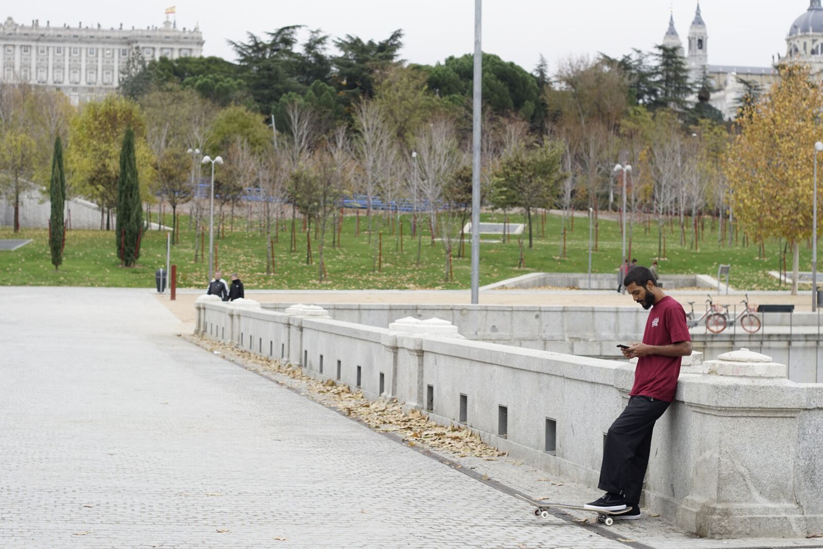 50mm F1.8 II sample photo. Madrid, prince peep, skateboard photography