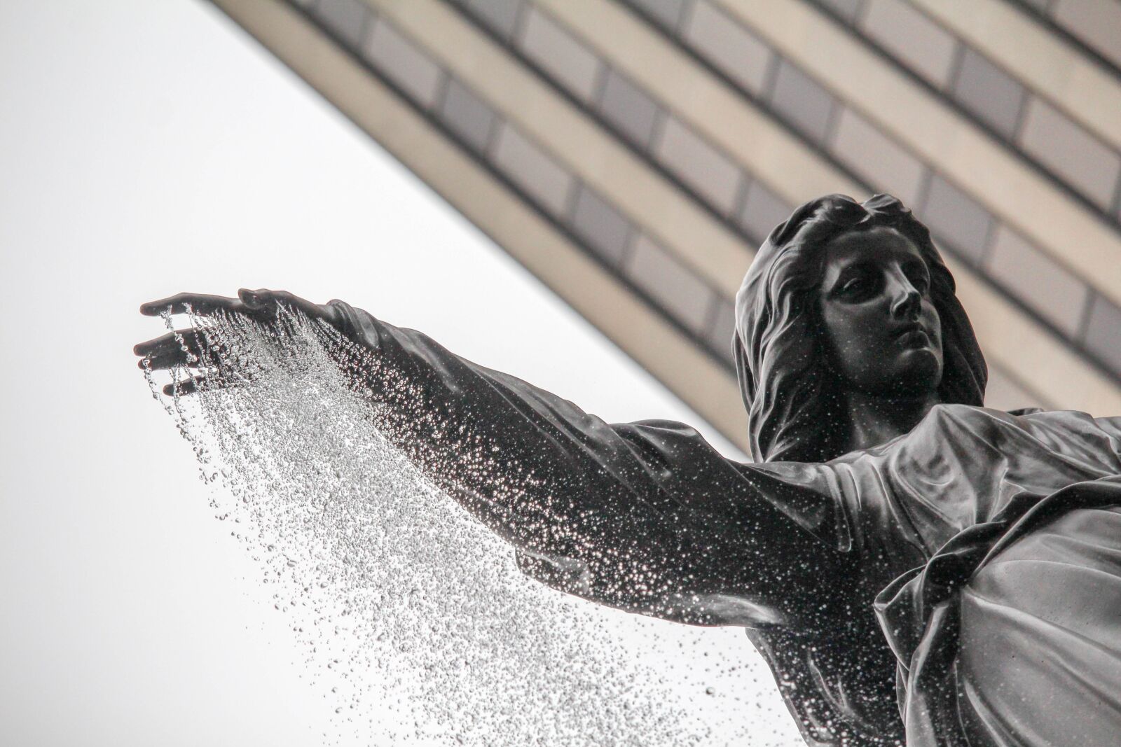 Canon EOS 700D (EOS Rebel T5i / EOS Kiss X7i) sample photo. Sculpture, statue, winter photography