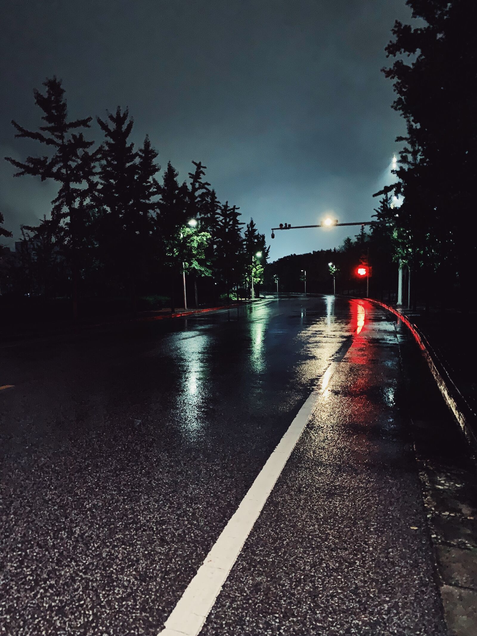 Apple iPhone XR sample photo. Night, road, light photography