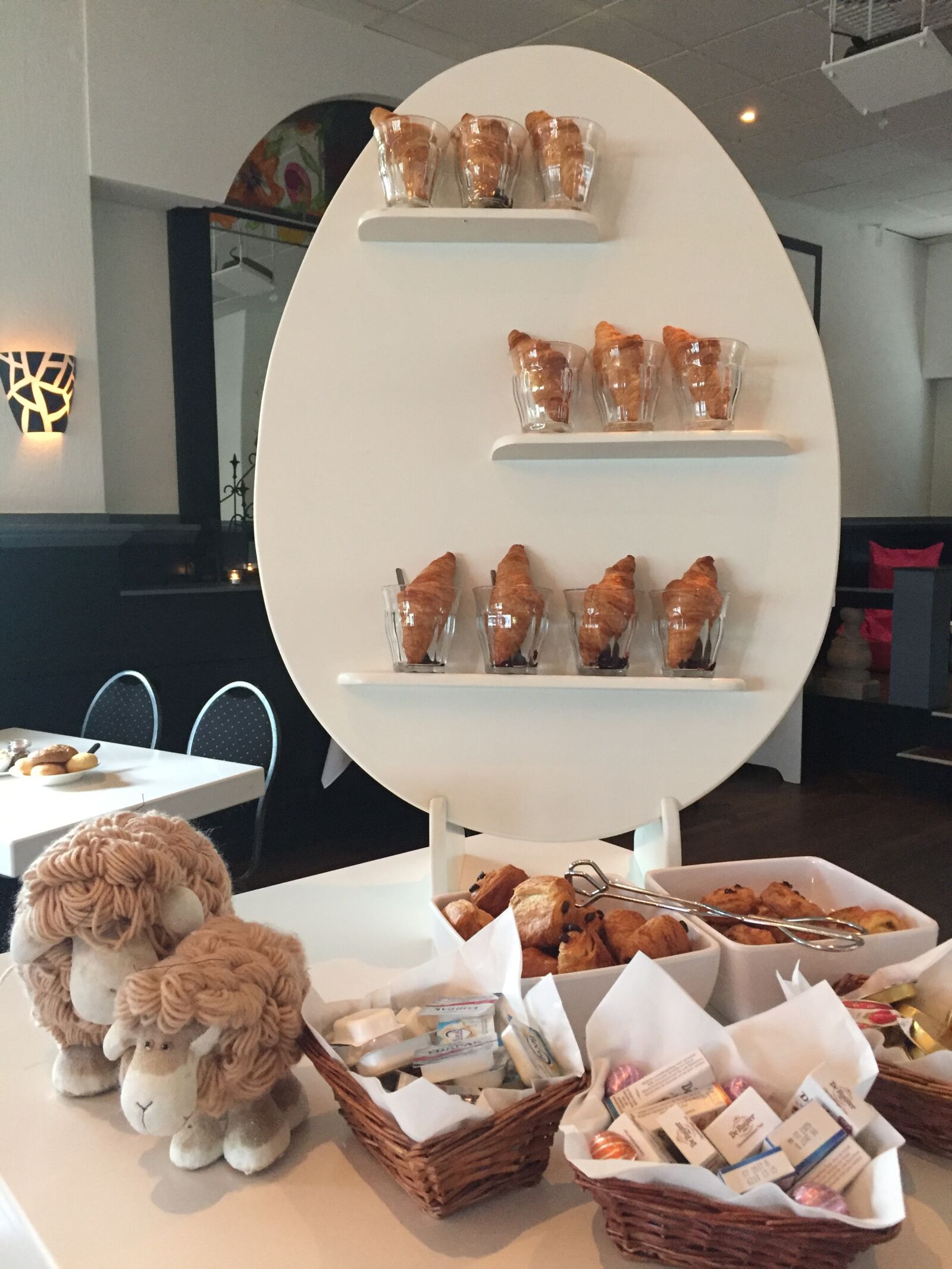 iPhone 6 back camera 4.15mm f/2.2 sample photo. Pasen, brunch, buffet photography