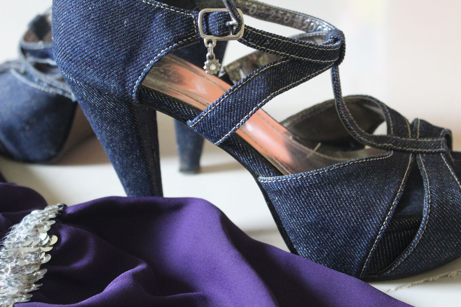 Canon EOS 1300D (EOS Rebel T6 / EOS Kiss X80) sample photo. Shoe, dress, high heels photography
