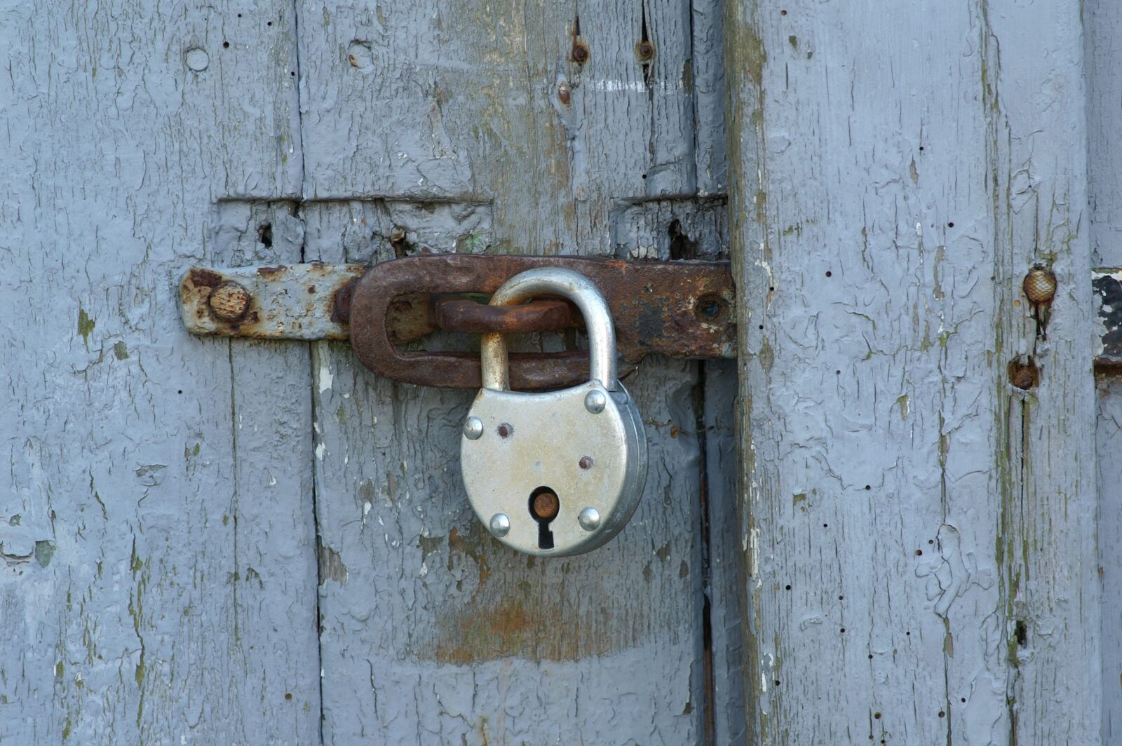 KONICA MINOLTA DYNAX 7D sample photo. Building, door, padlocks photography